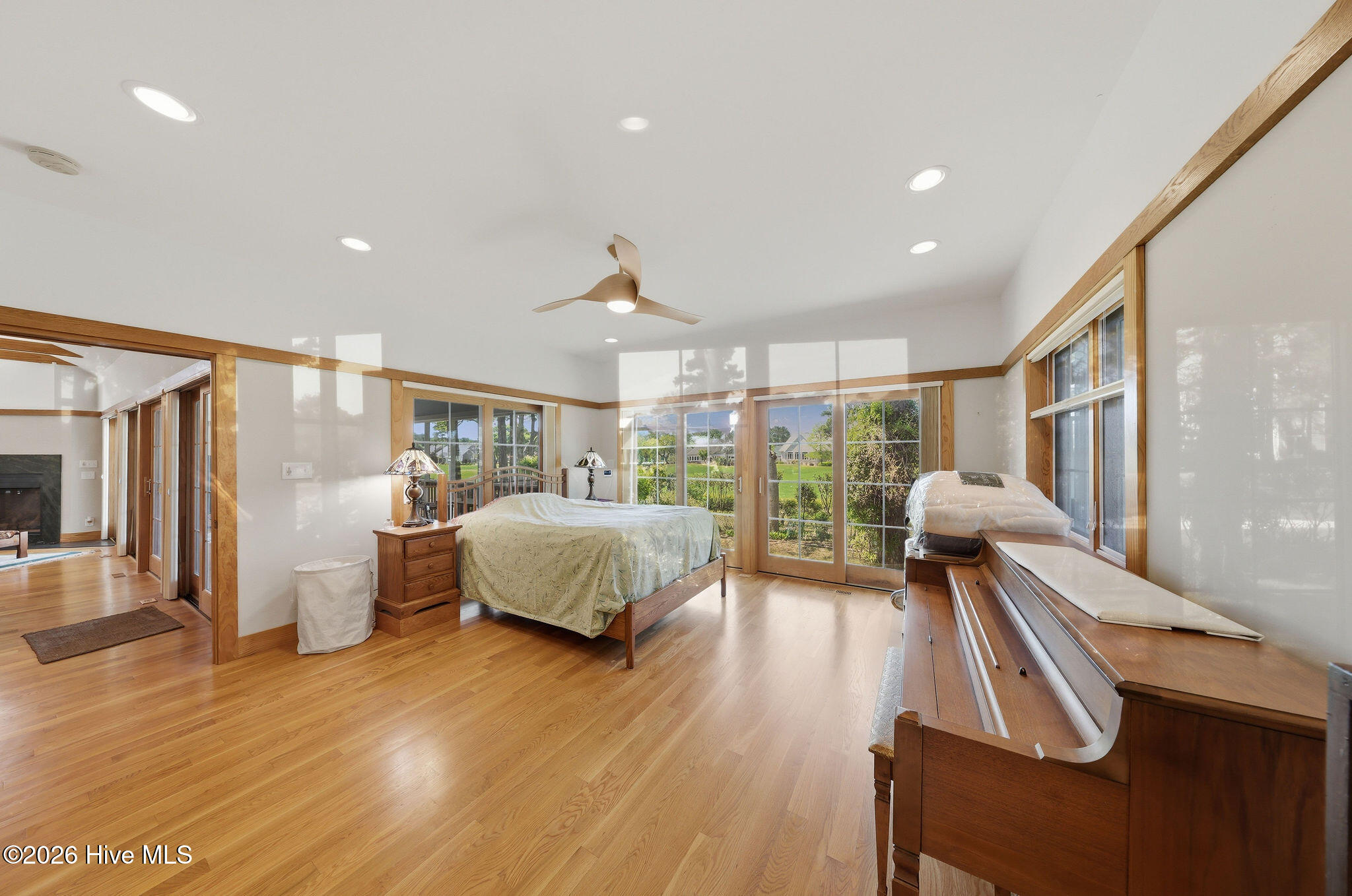 100569152 | Photo 35