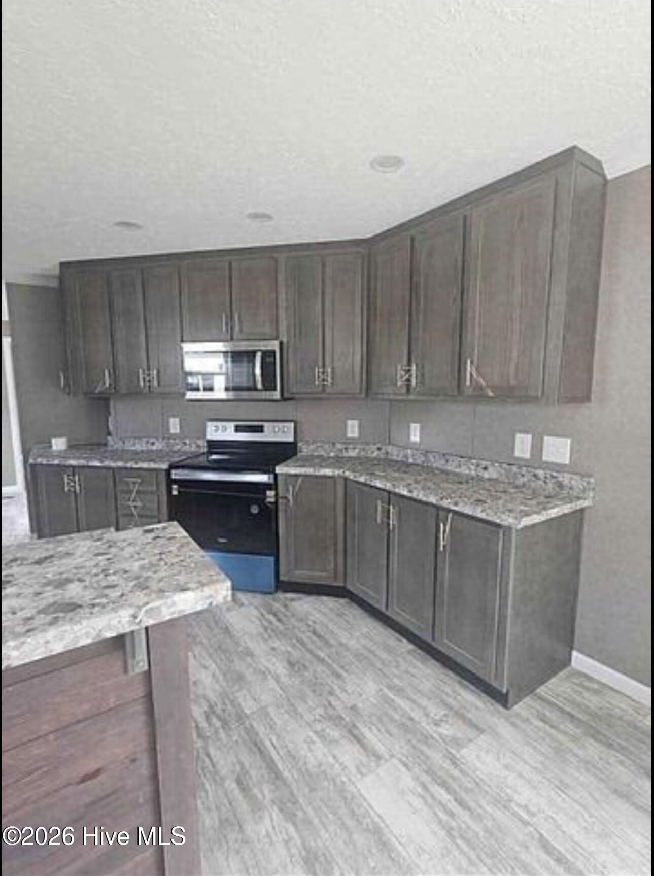 100568186 | Photo 11