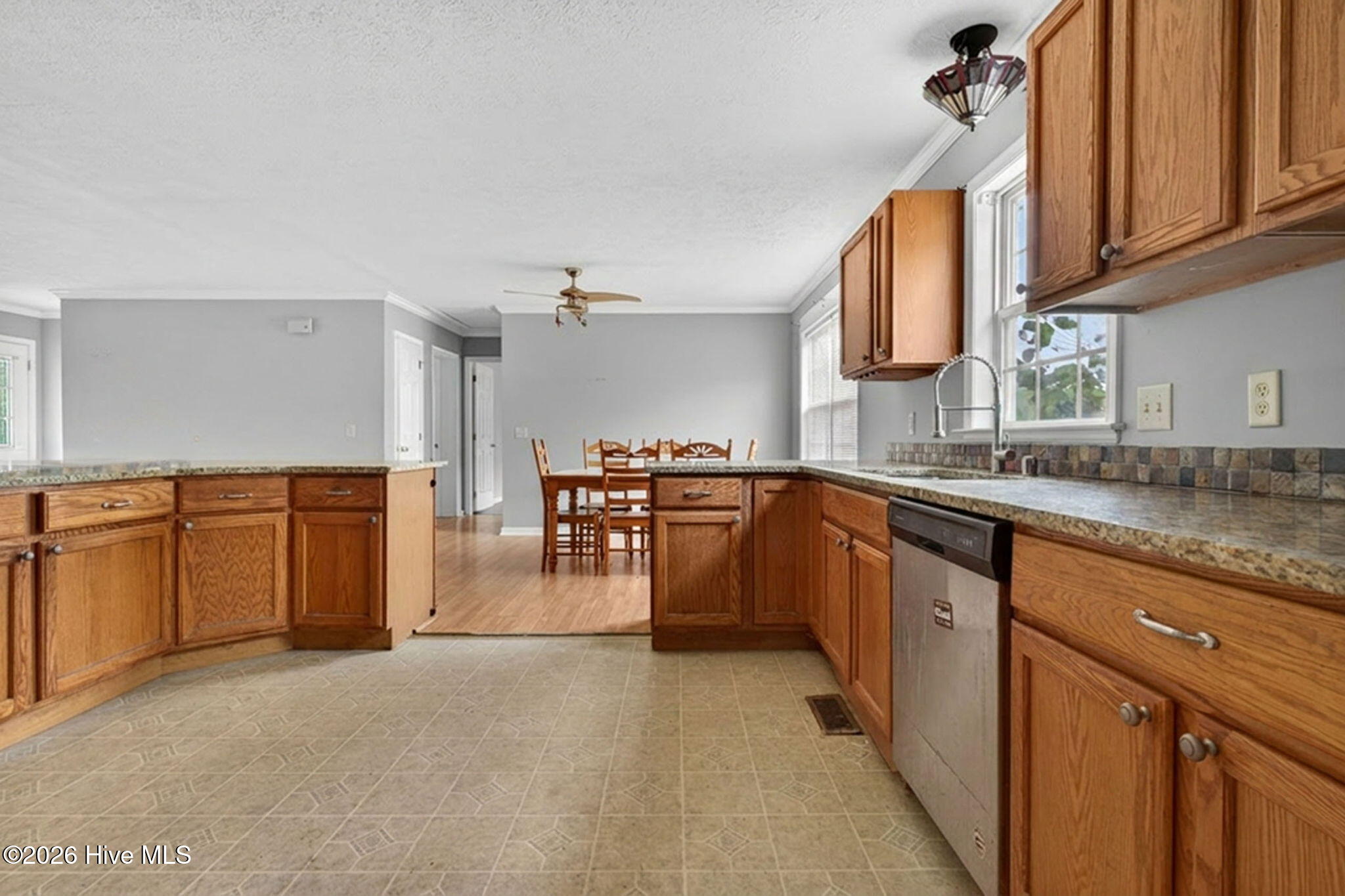 100570650 | Photo 18