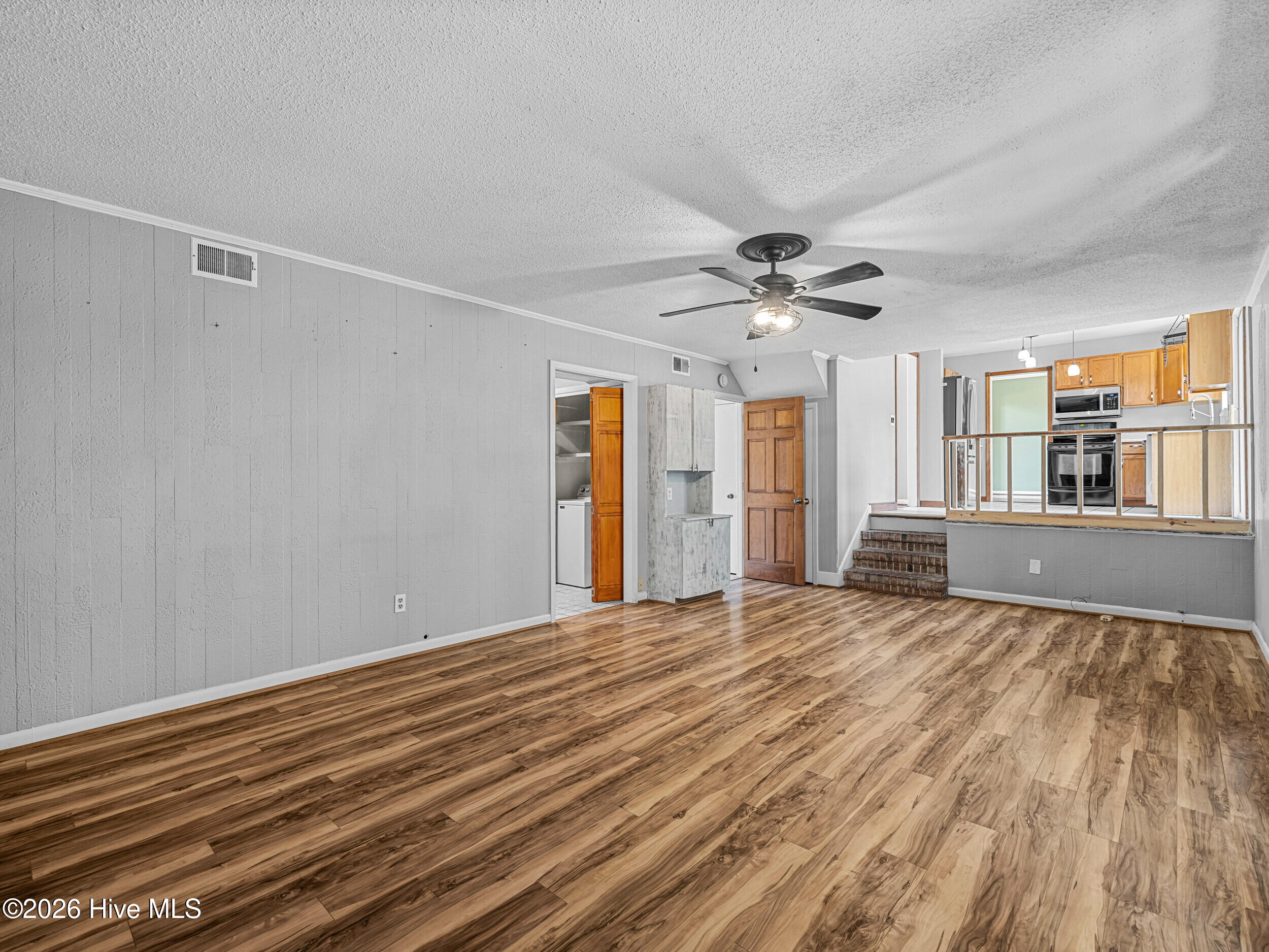 100561743 | Photo 23