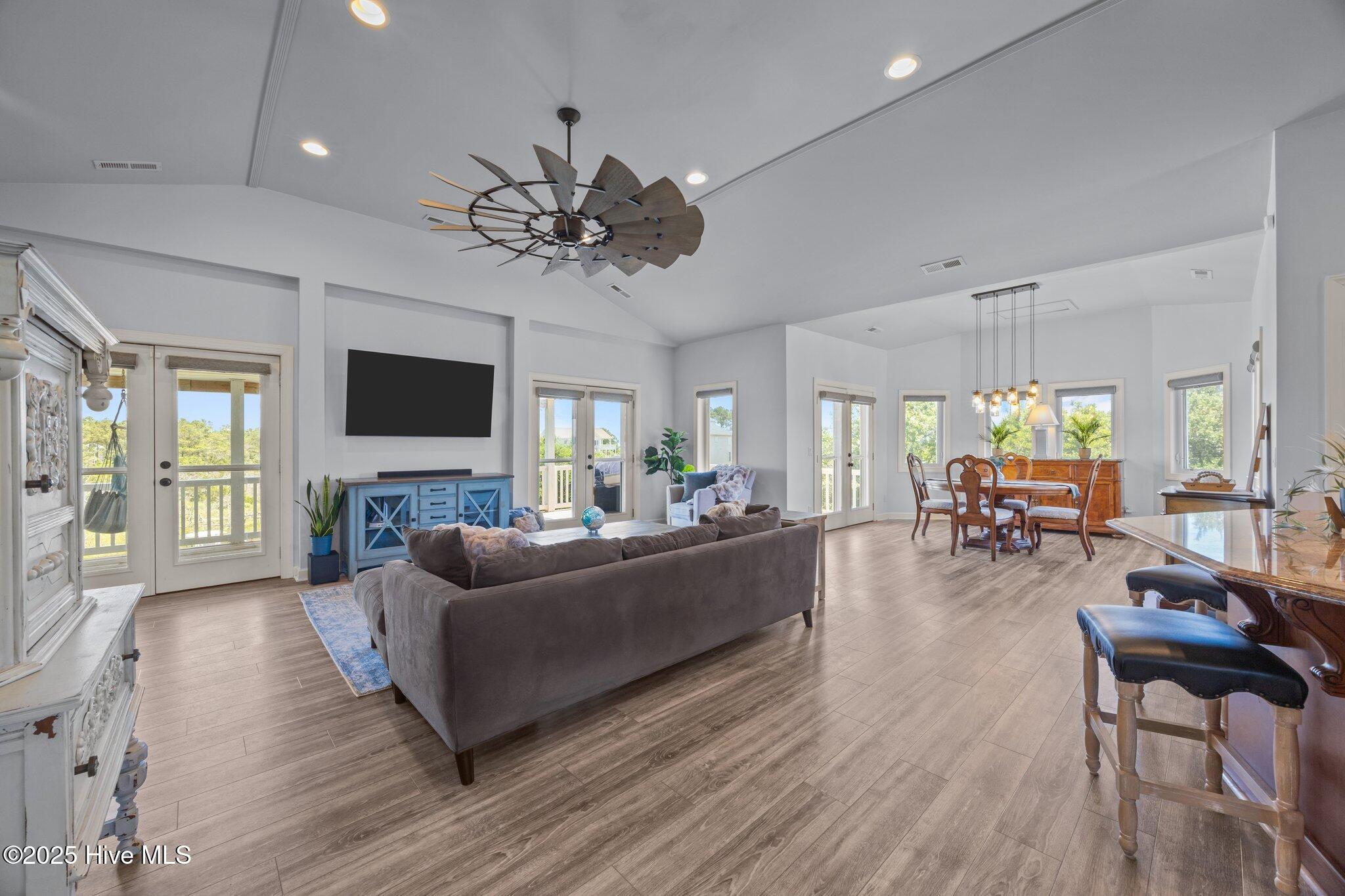 100517402 | Photo 30