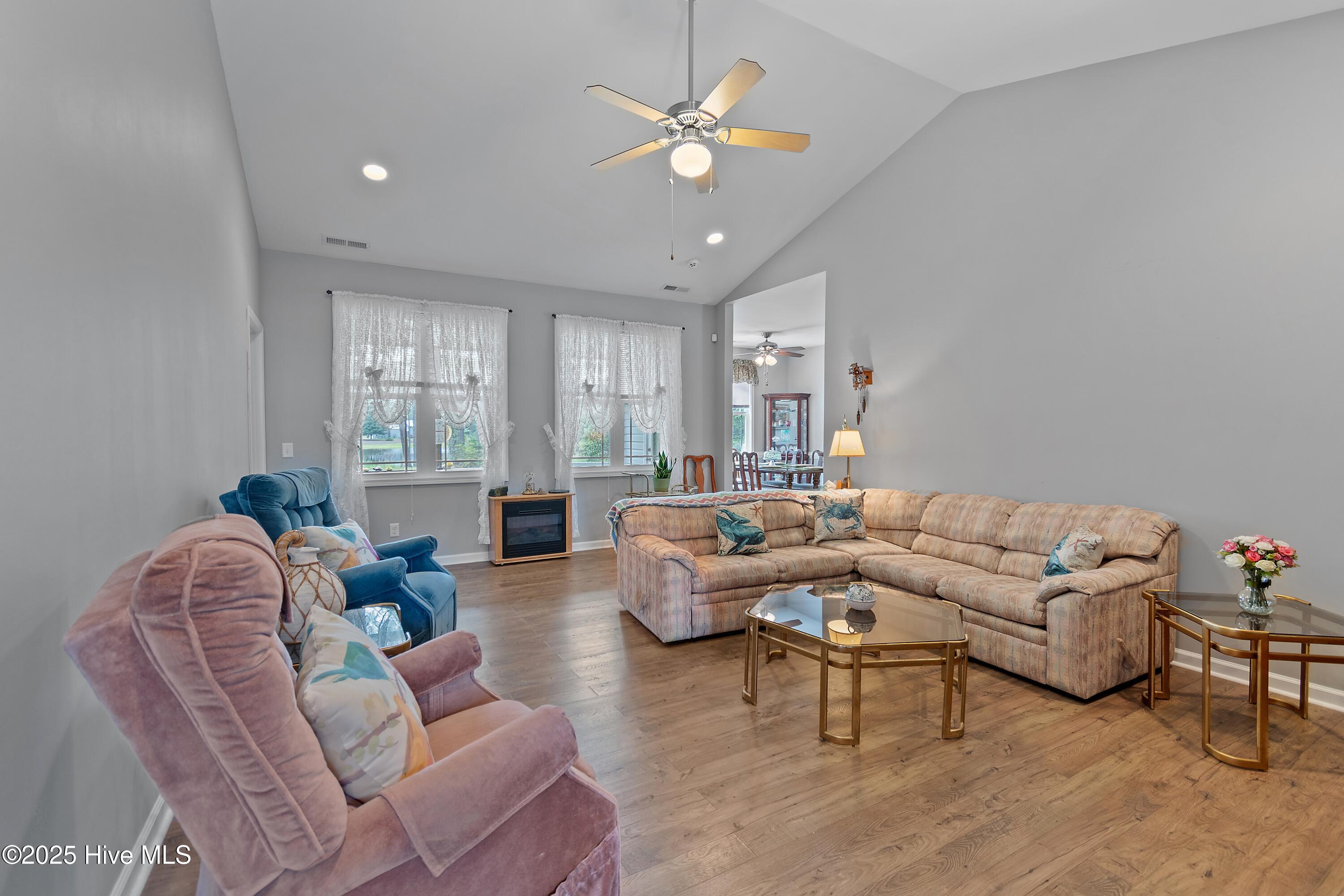 100527886 | Photo 10