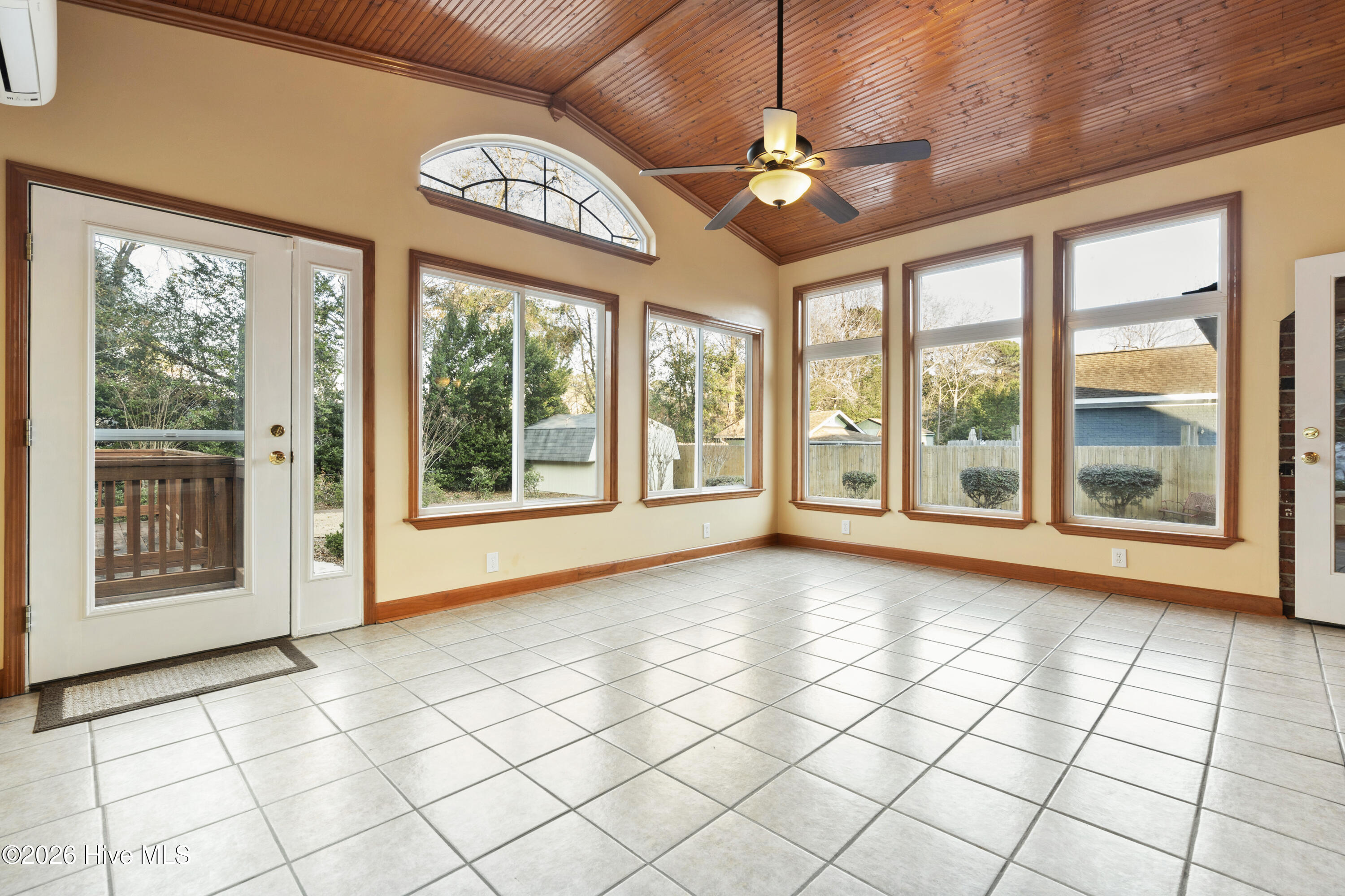 100549887 | Photo 21