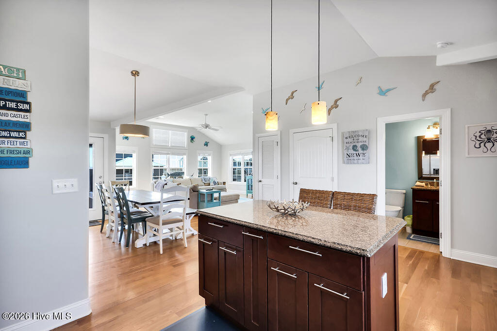 100565368 | Photo 24