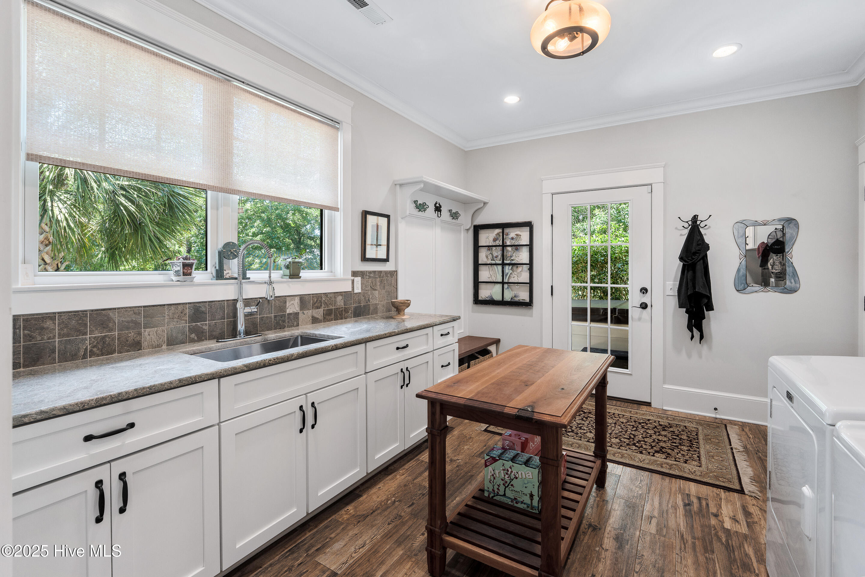 100522220 | Photo 31