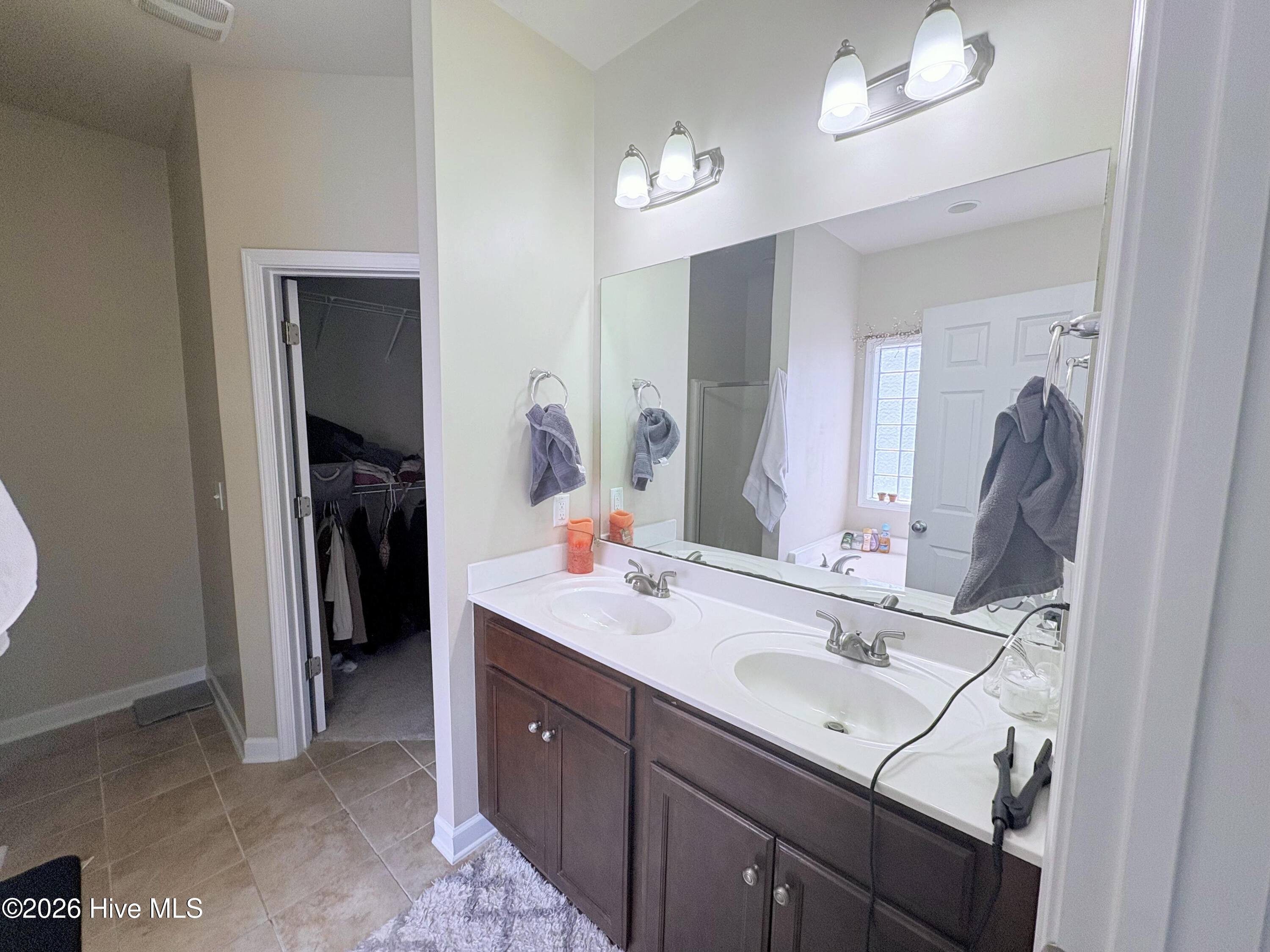 100568227 | Photo 24