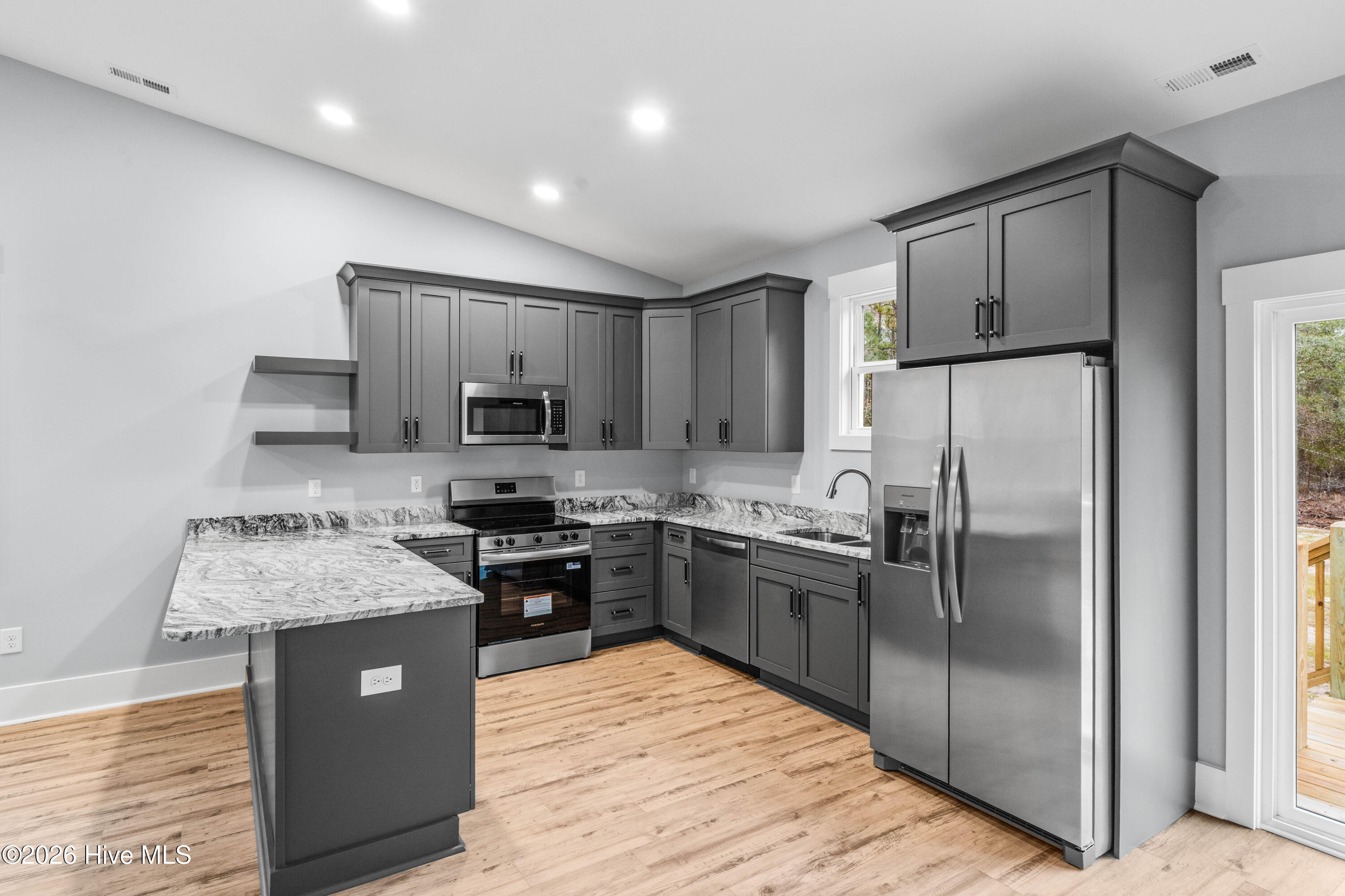 100523589 | Photo 12