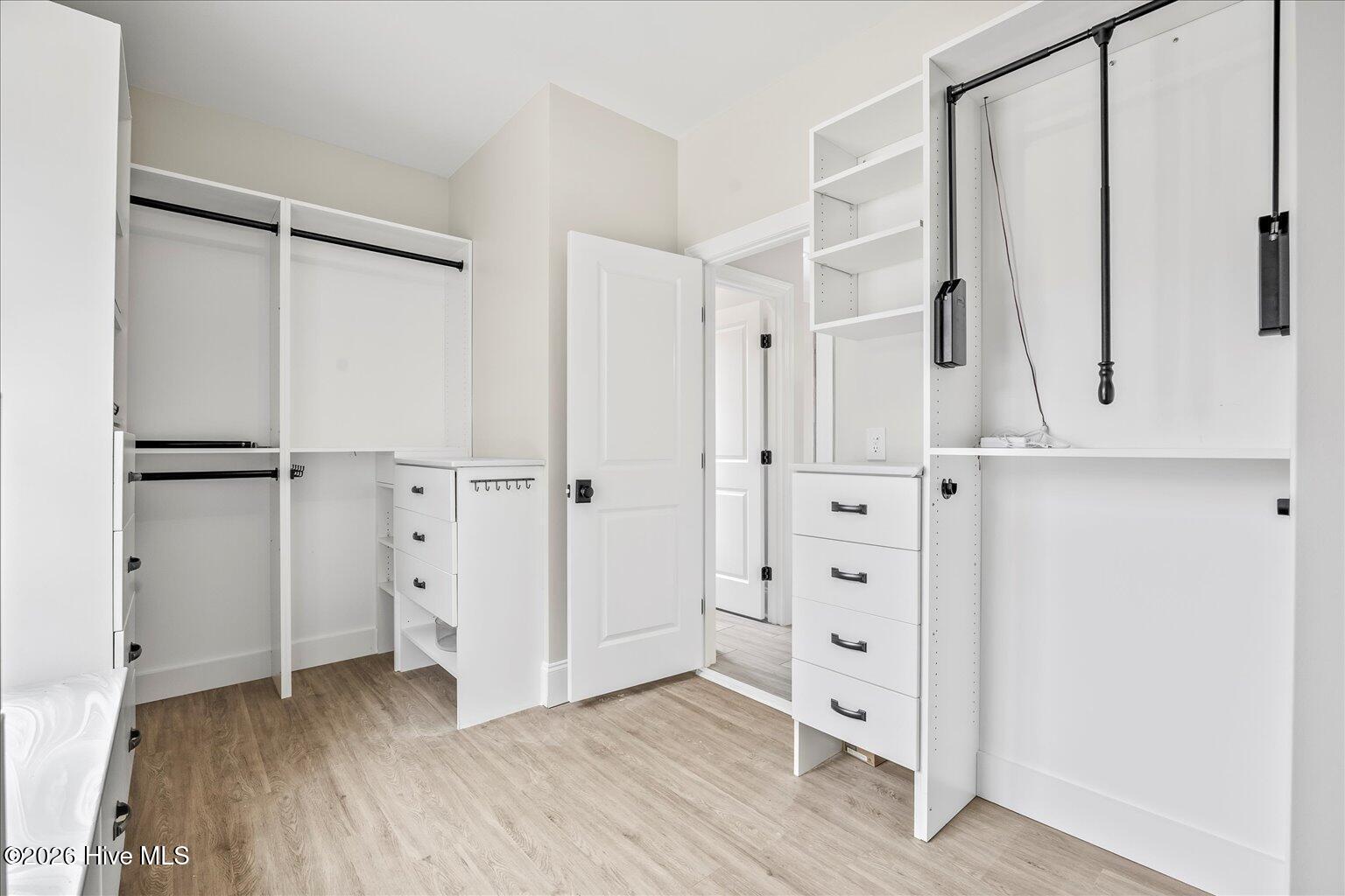 100560992 | Photo 23