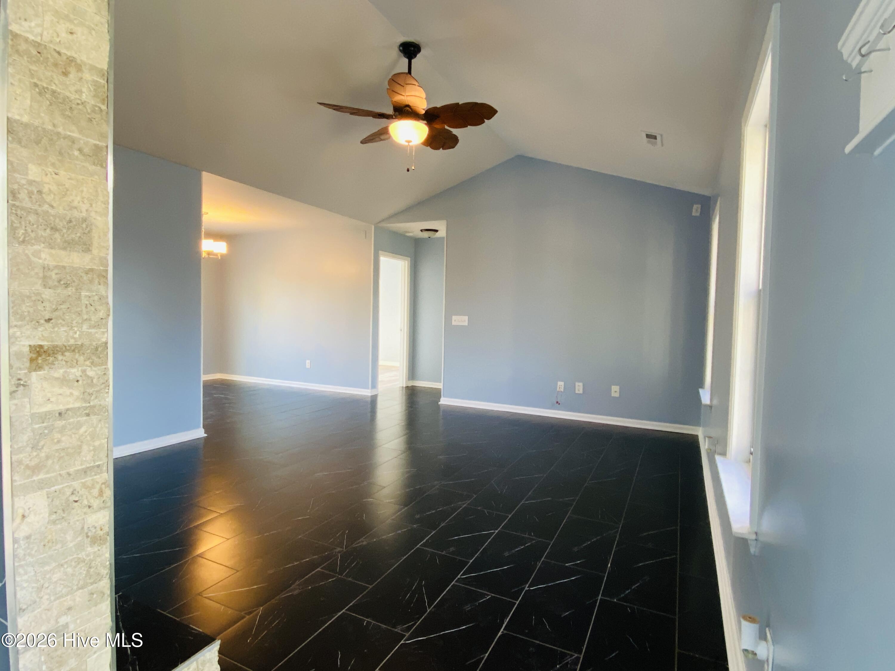 100562319 | Photo 13