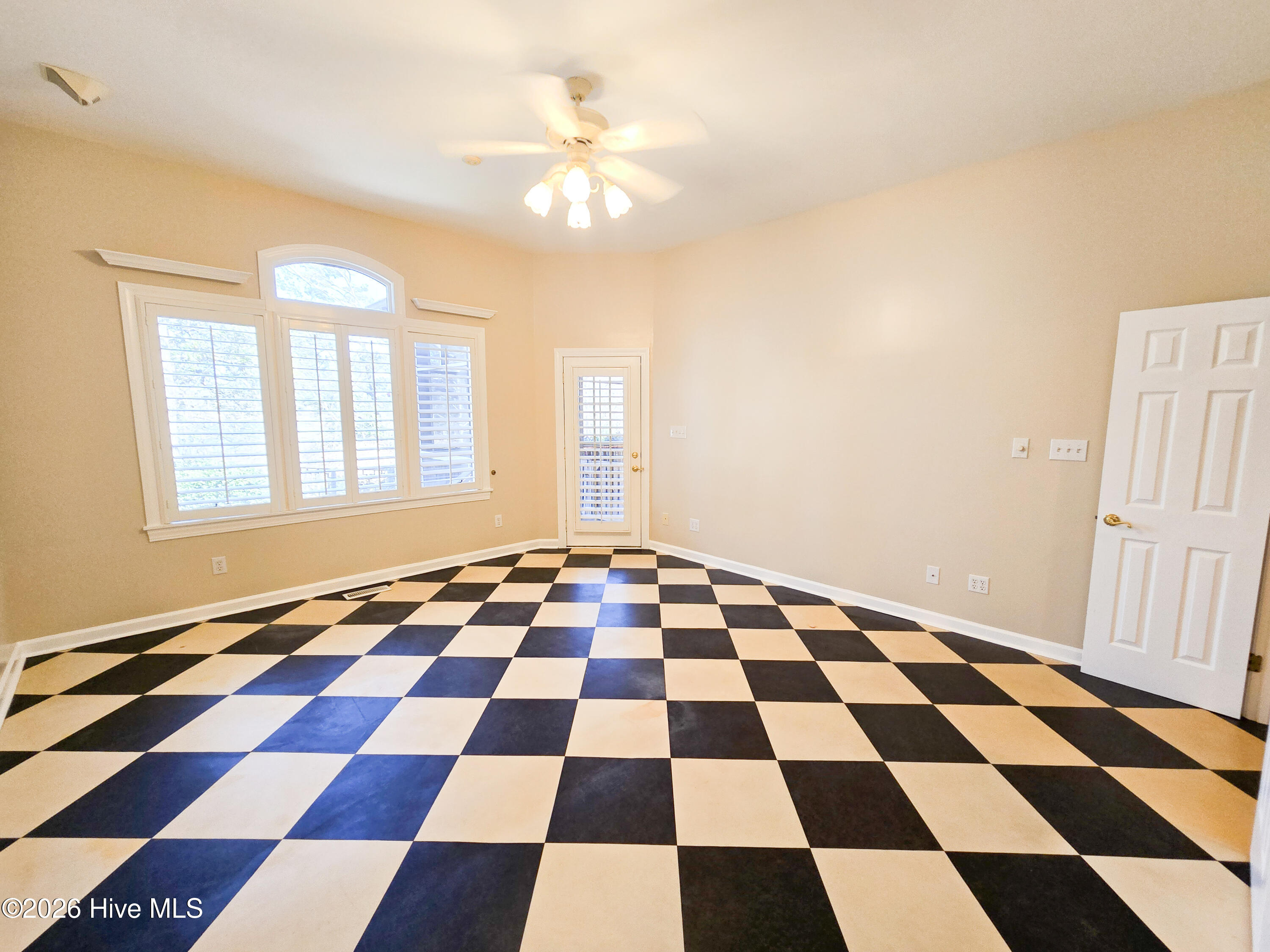 100558924 | Photo 48