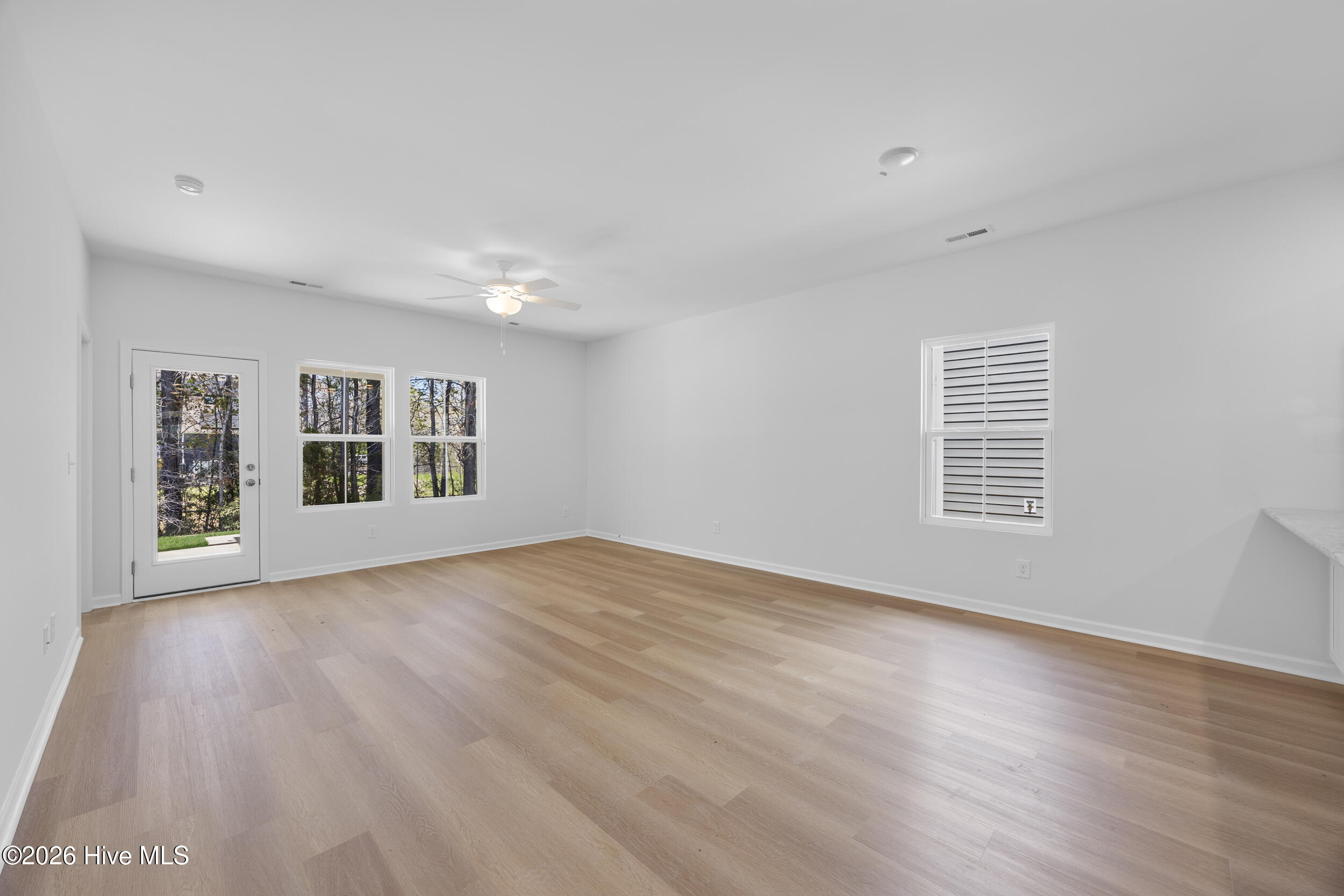 100549862 | Photo 10