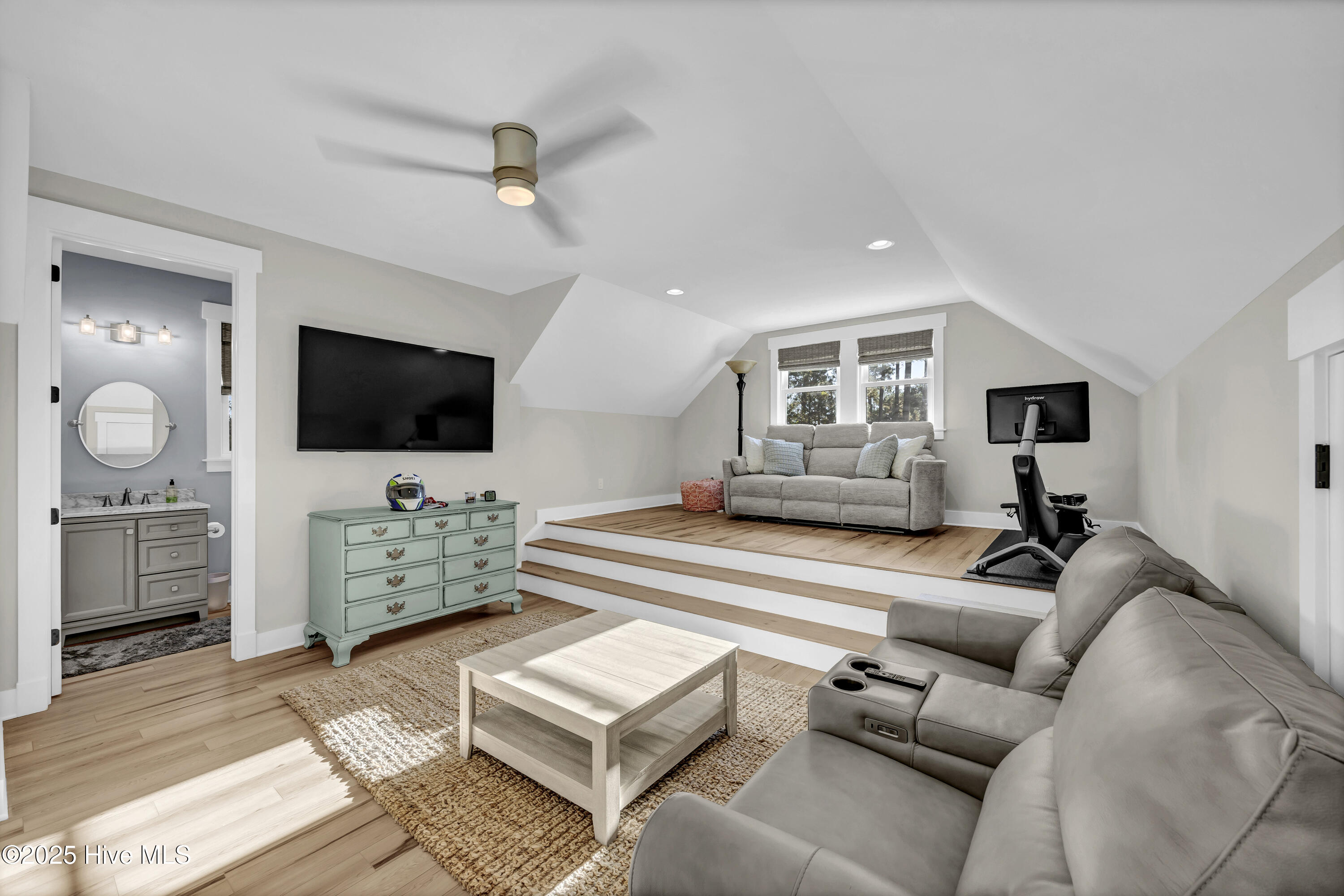 100543149 | Photo 42