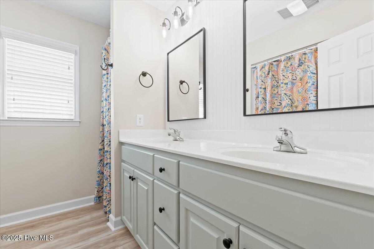 100548122 | Photo 35