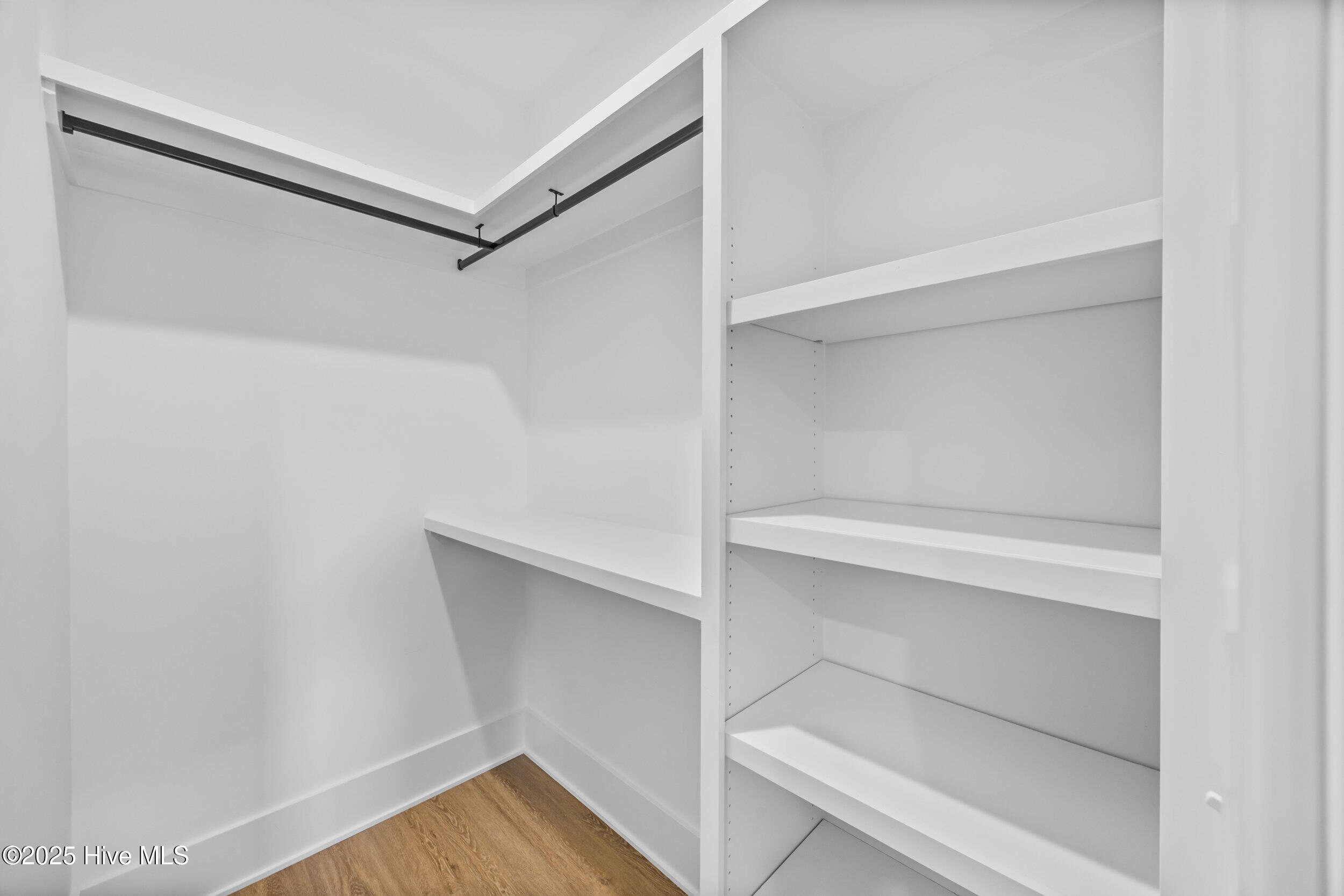 100557890 | Photo 27