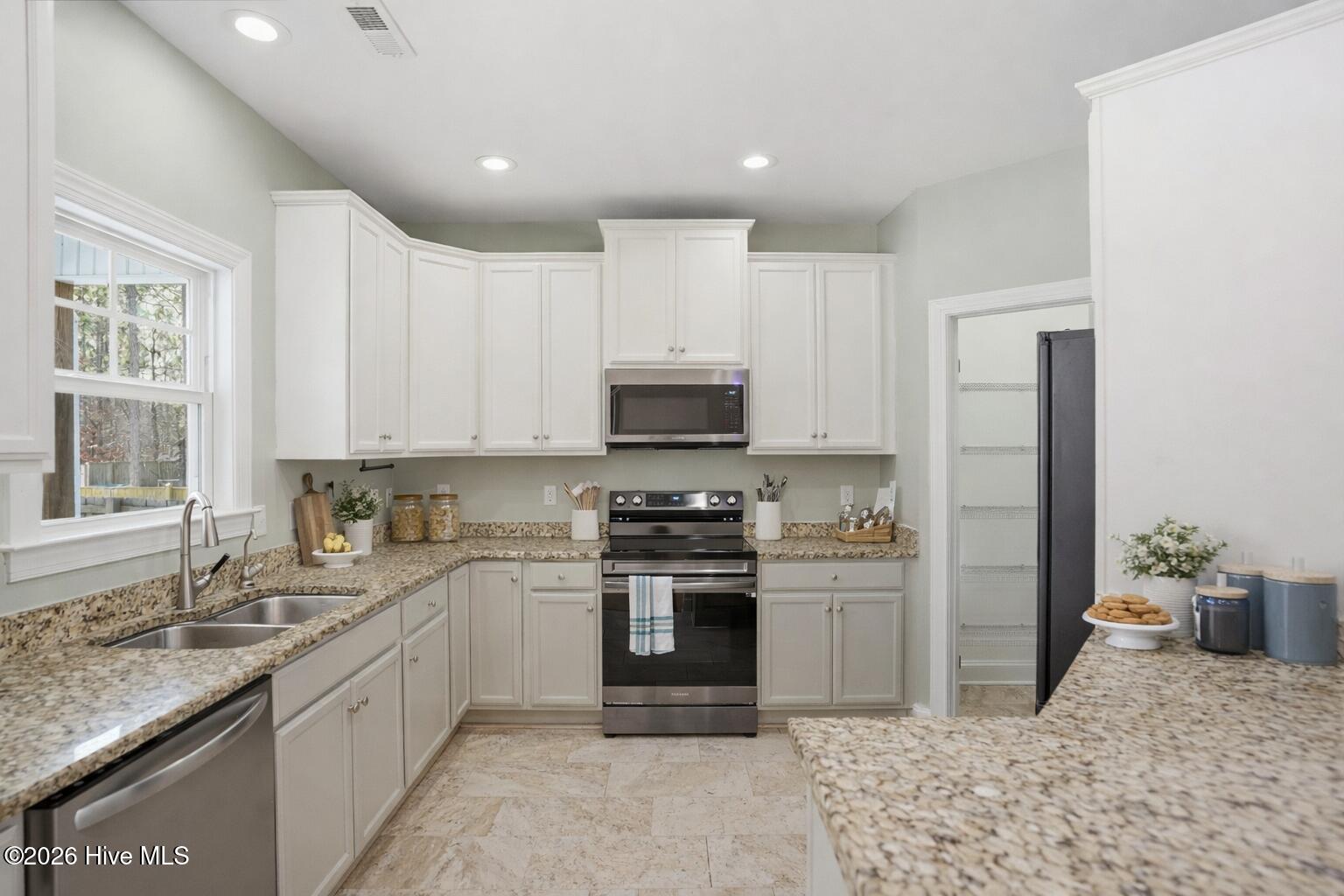 100552828 | Photo 22