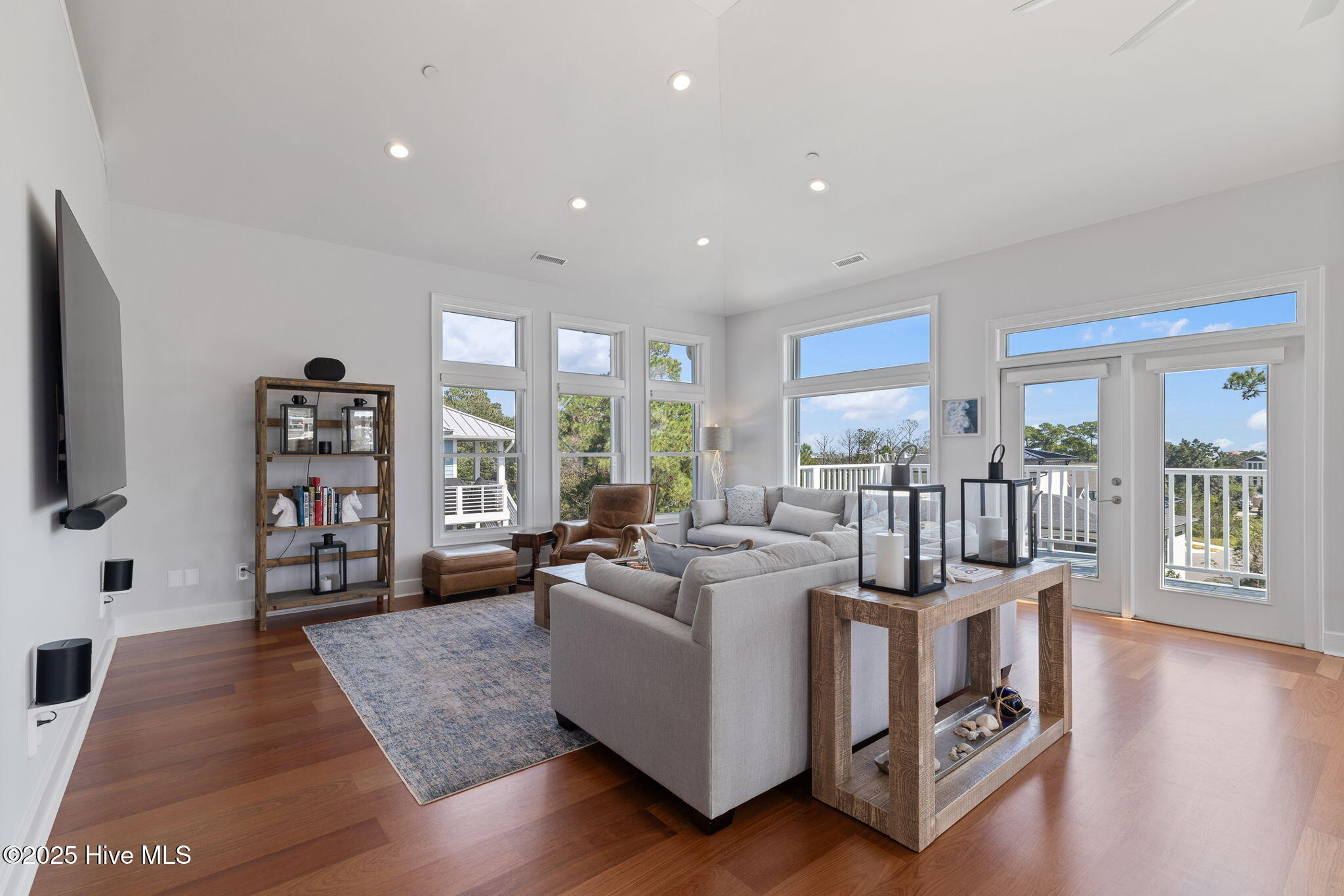 100548263 | Photo 17