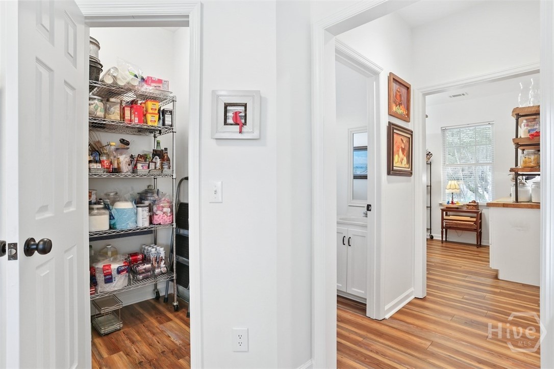 Walk-in Pantry

