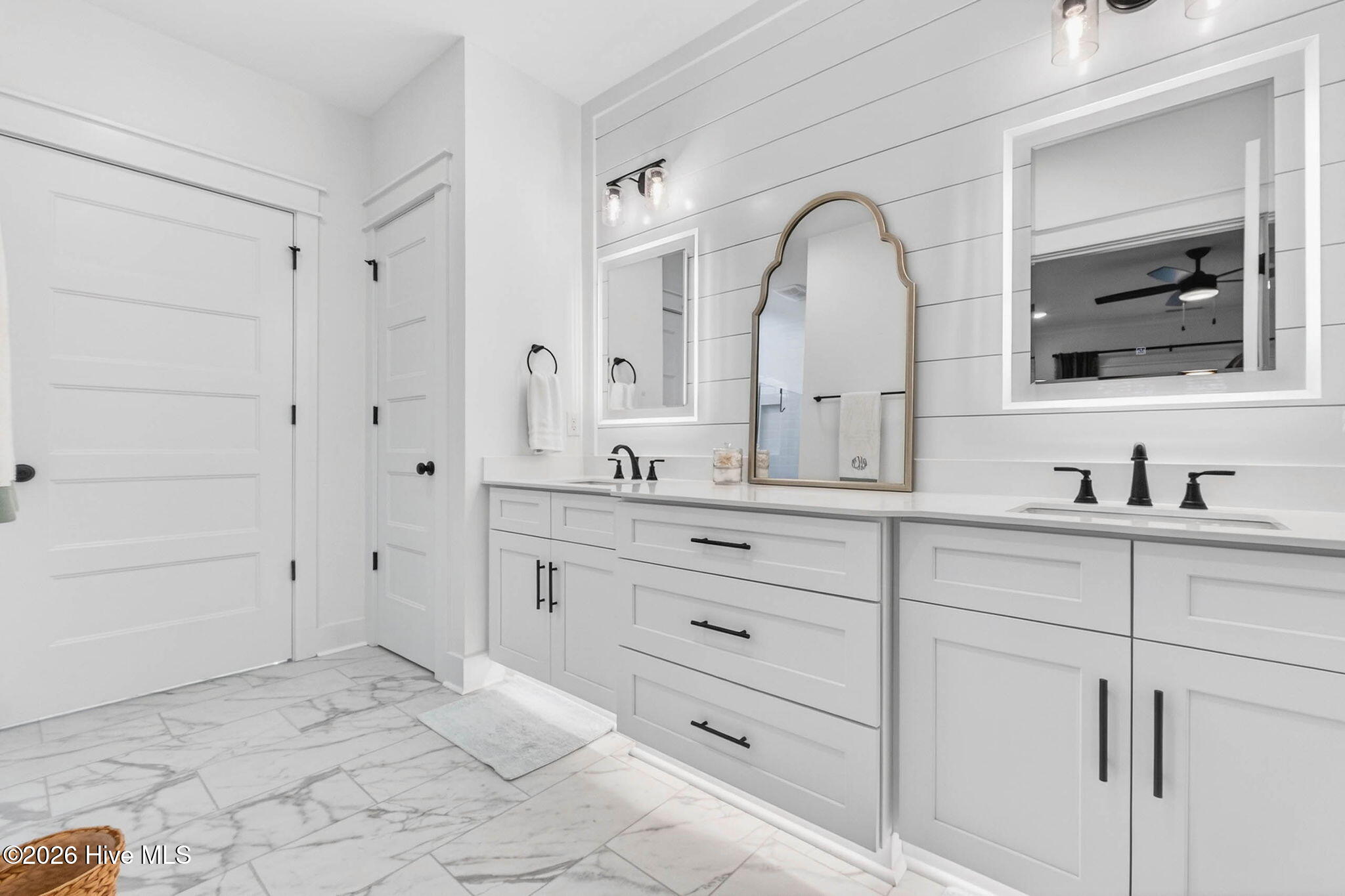 100561272 | Photo 21