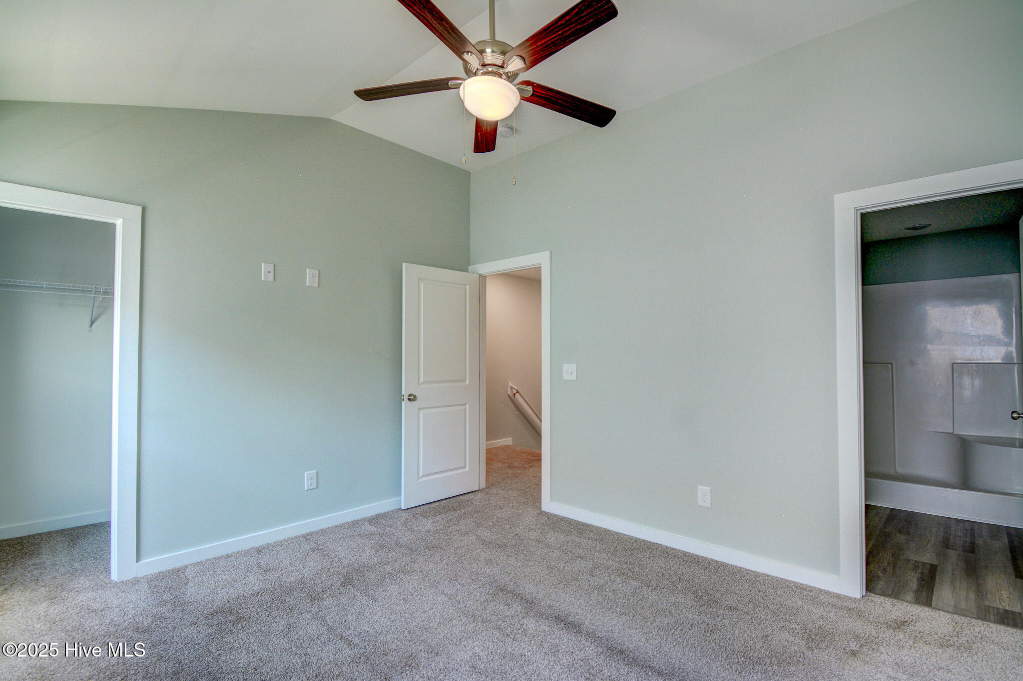 100534687 | Photo 15