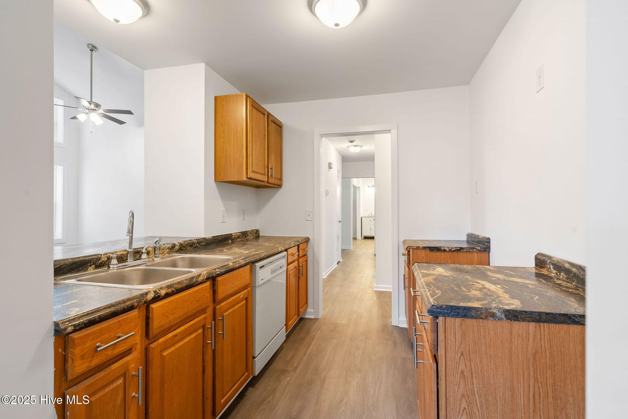 100522130 | Photo 25