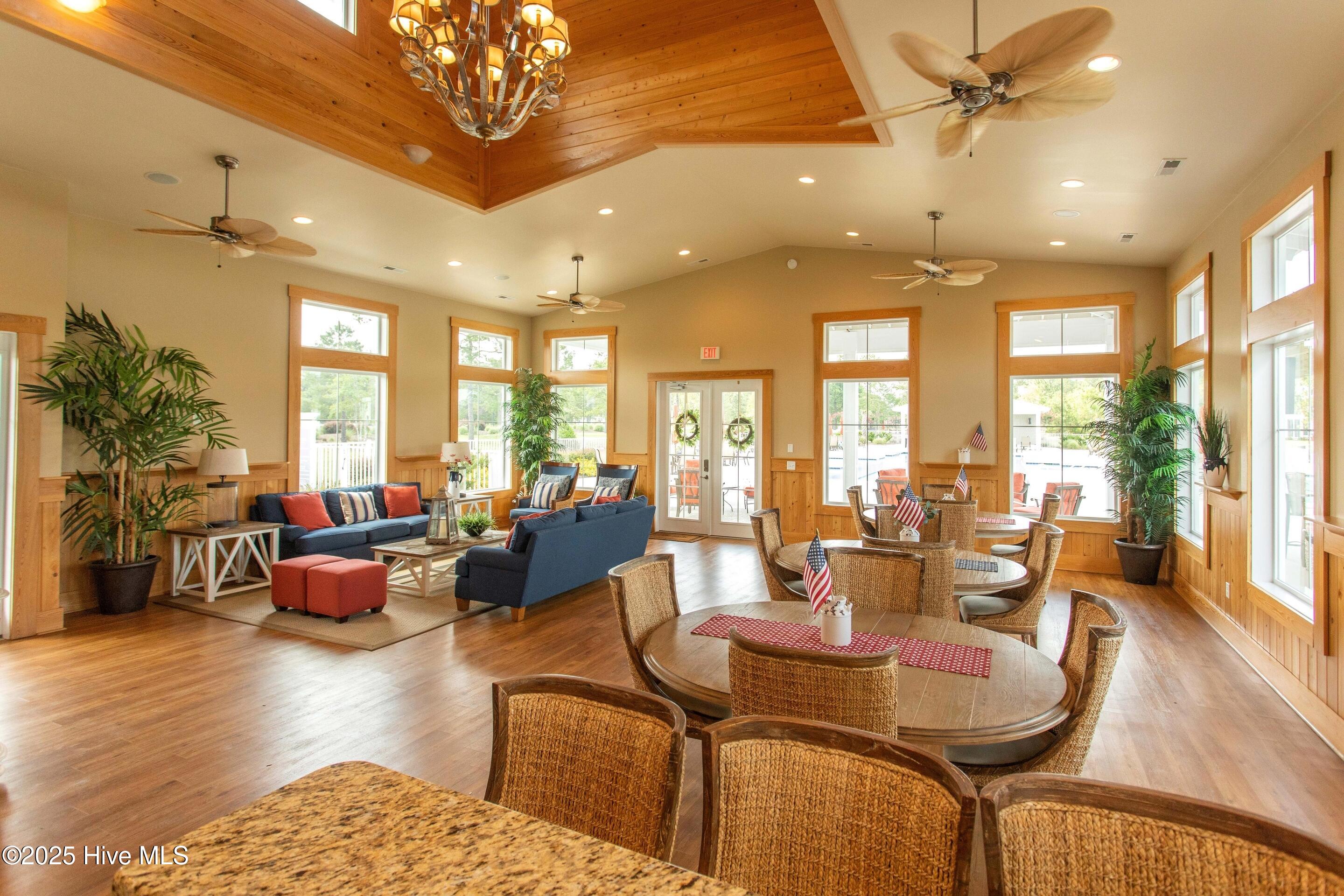 100544817 | Photo 70