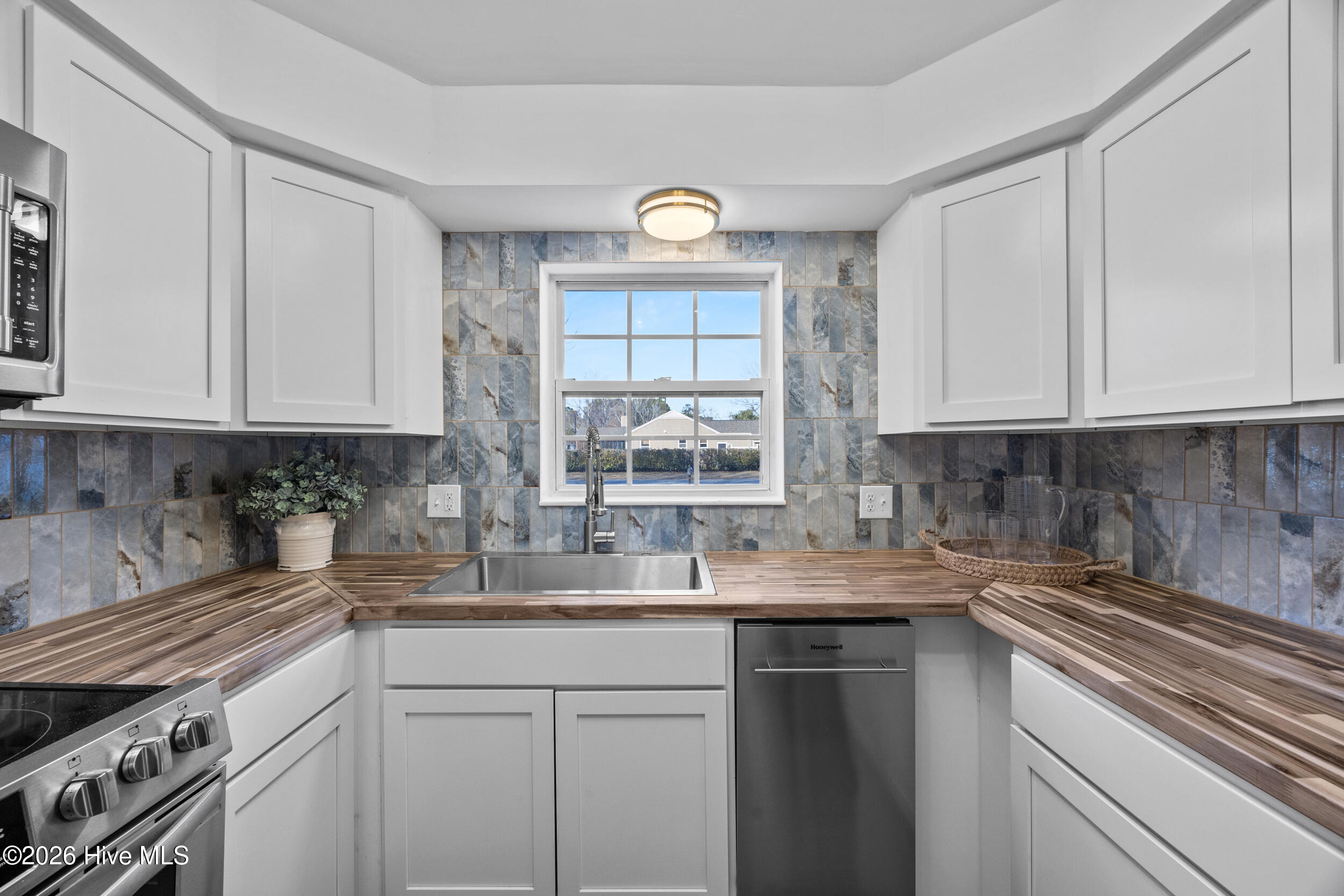 100557284 | Photo 11