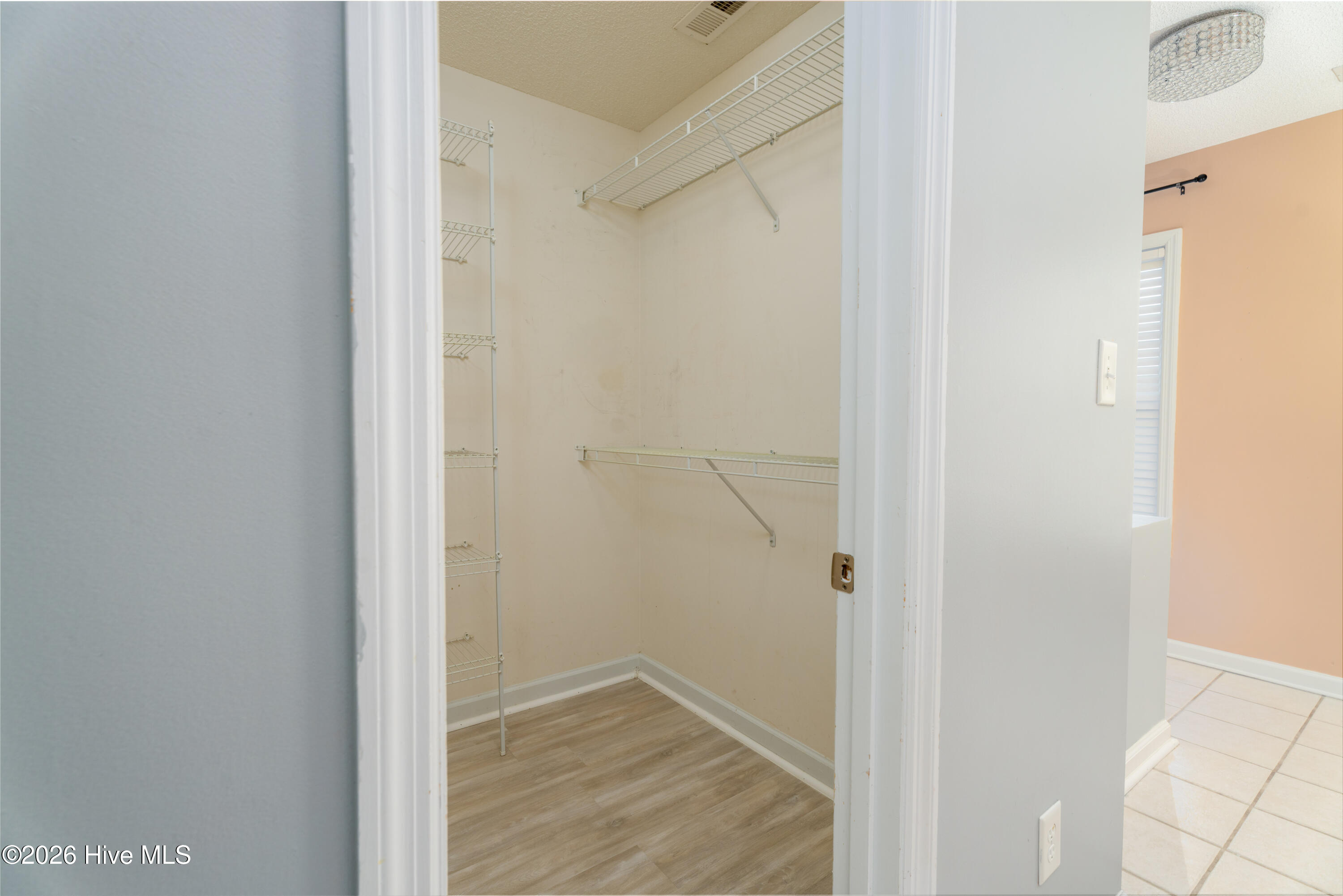 100560266 | Photo 16