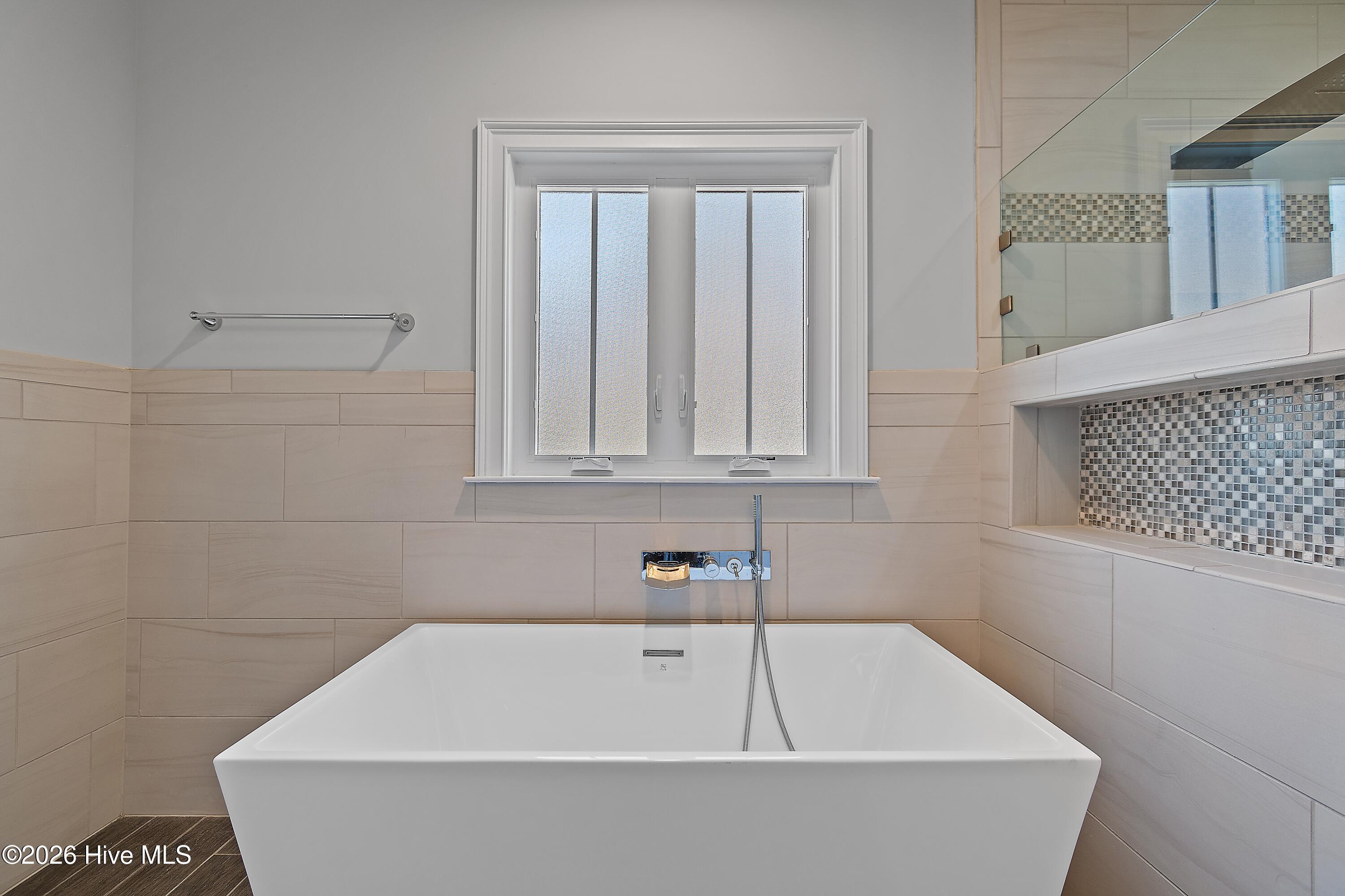 100564386 | Photo 45