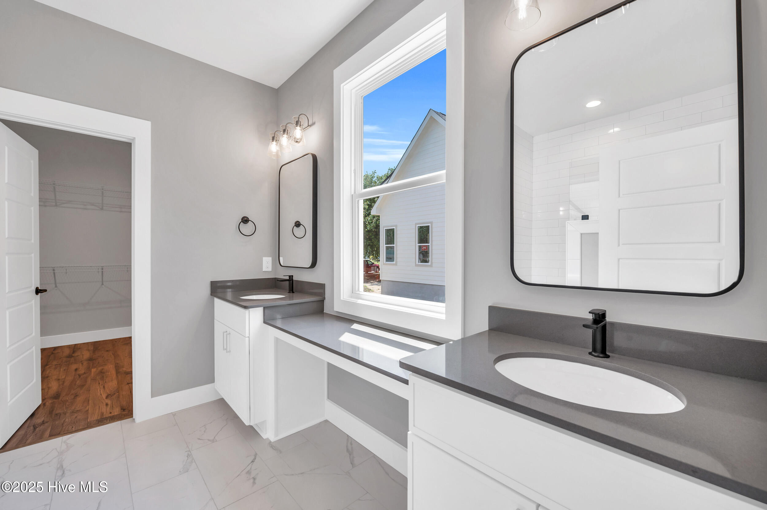 100542889 | Photo 25