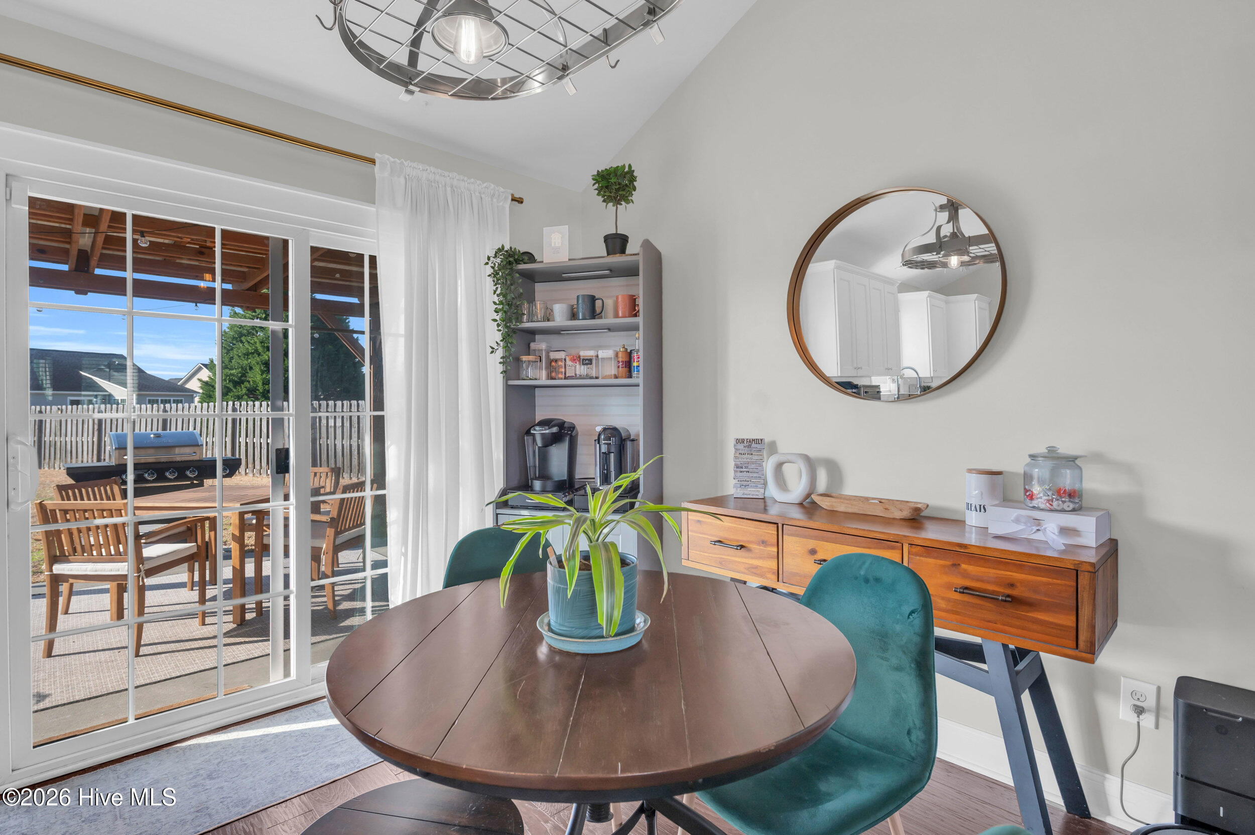 100548167 | Photo 18