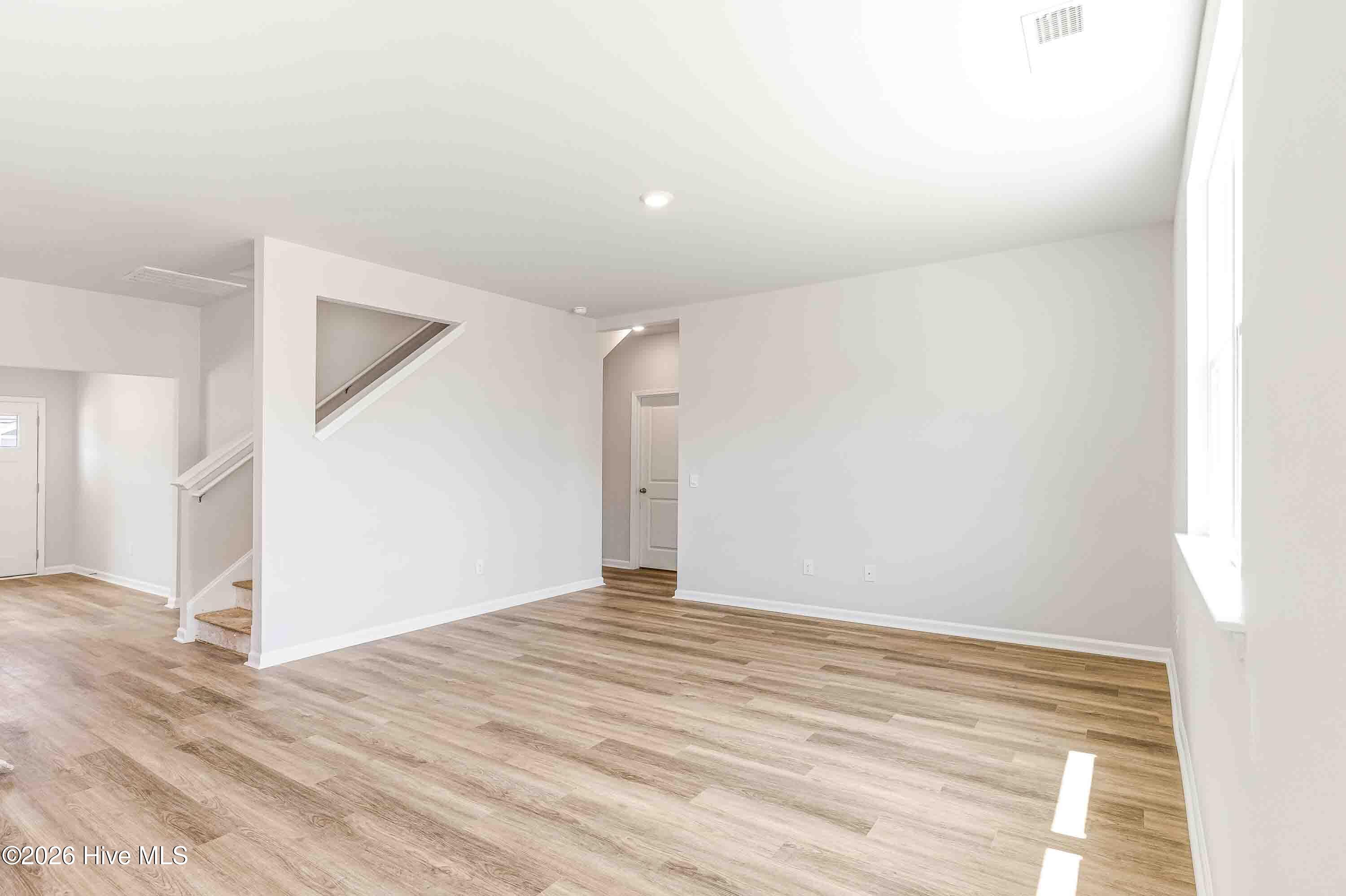 100564183 | Photo 35