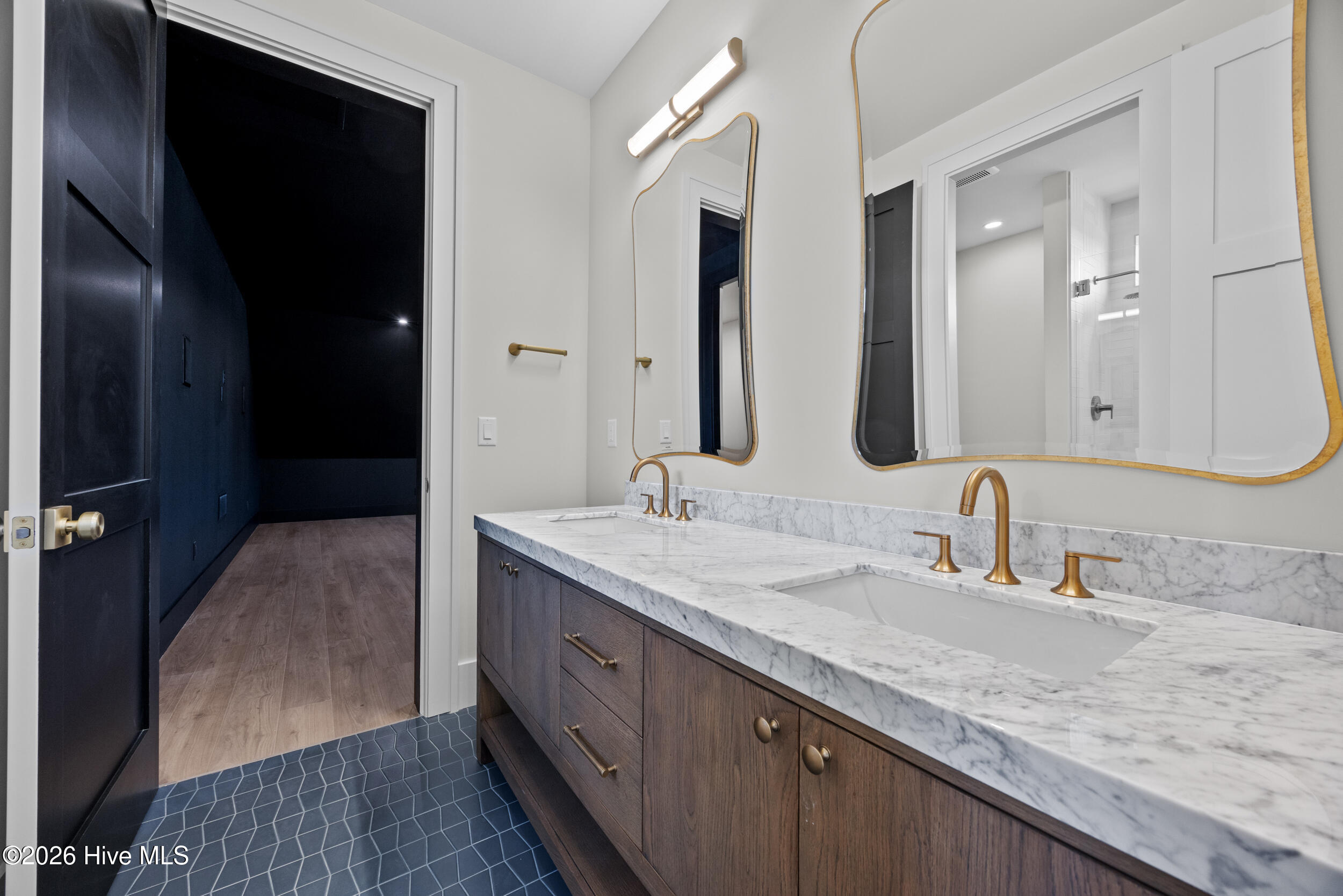 100561987 | Photo 60