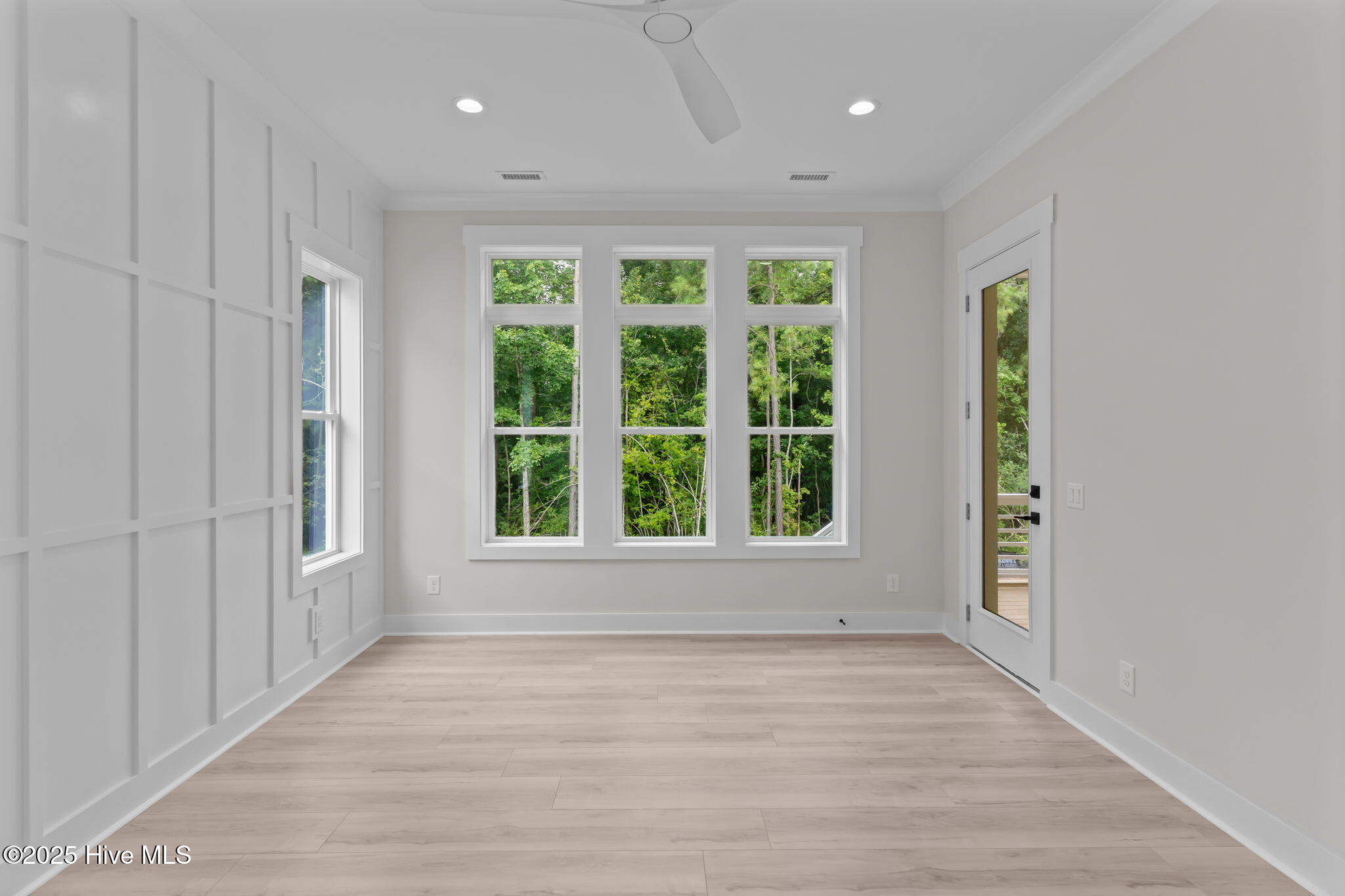 100548099 | Photo 33