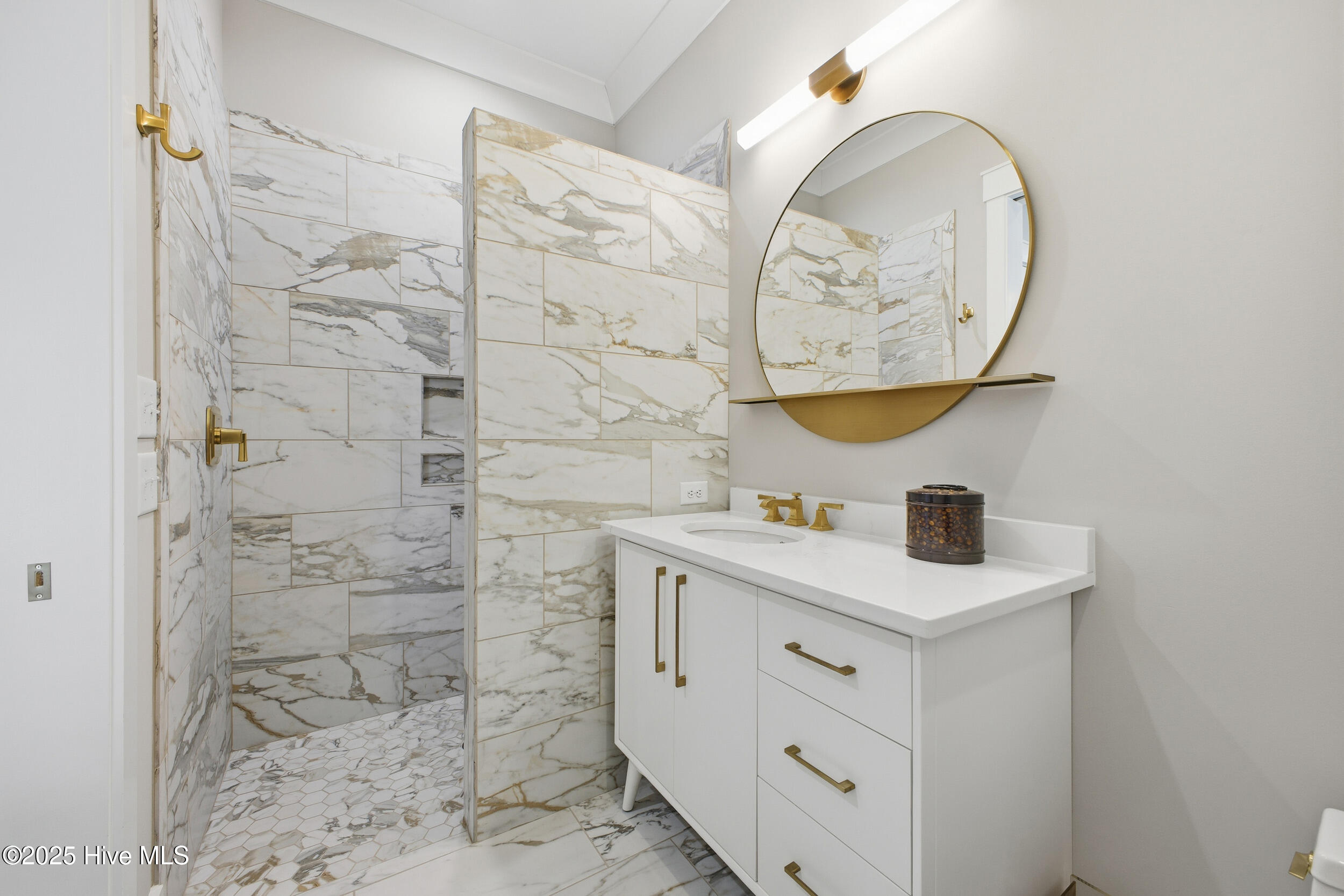 100540842 | Photo 42