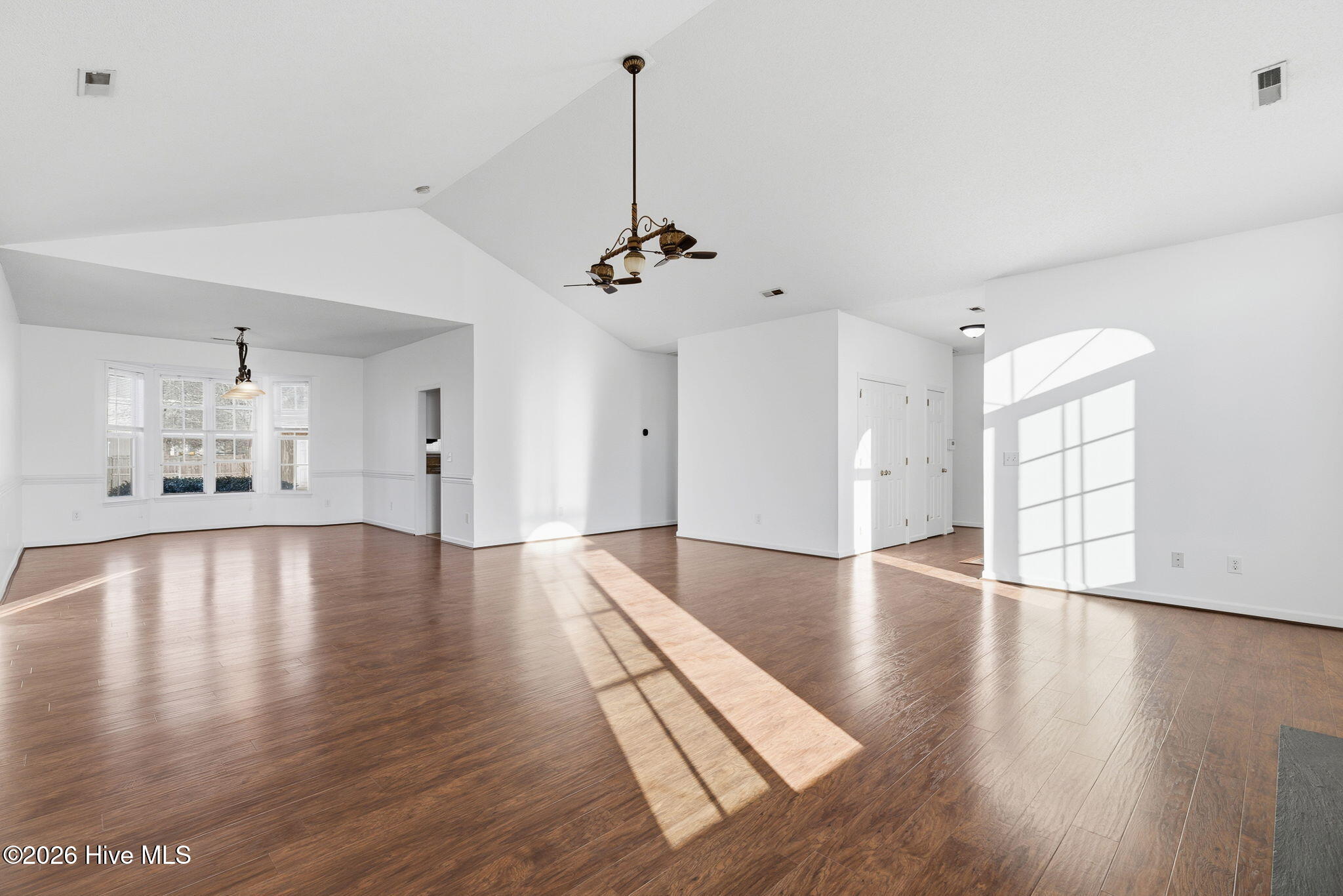 100548117 | Photo 13