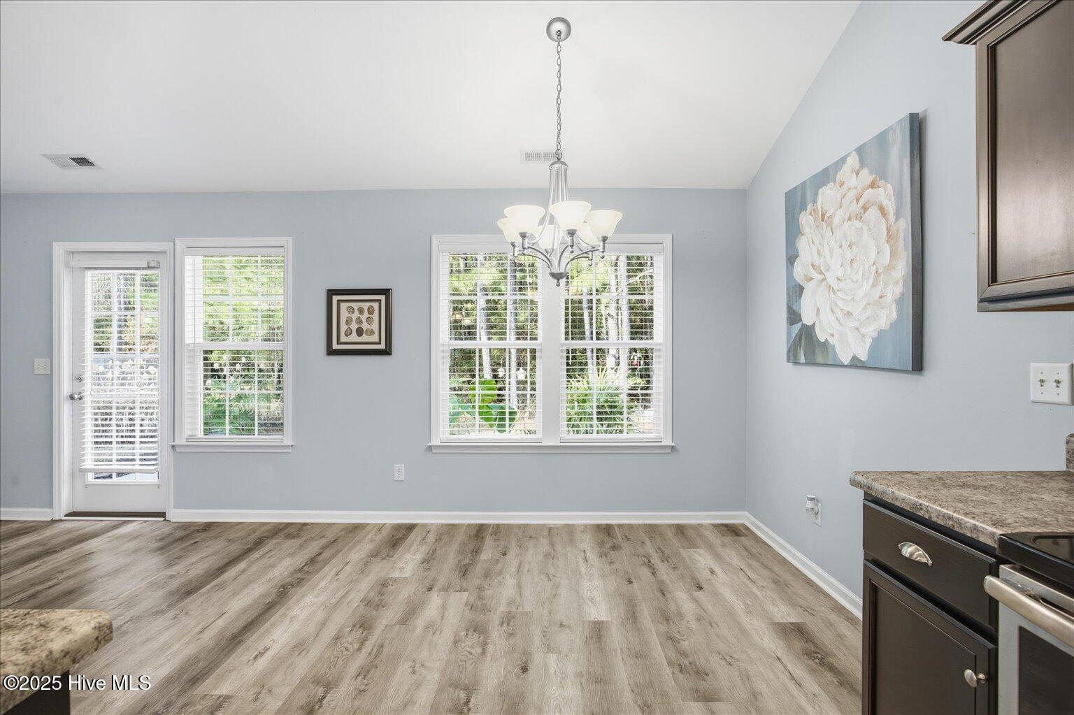 100543351 | Photo 24