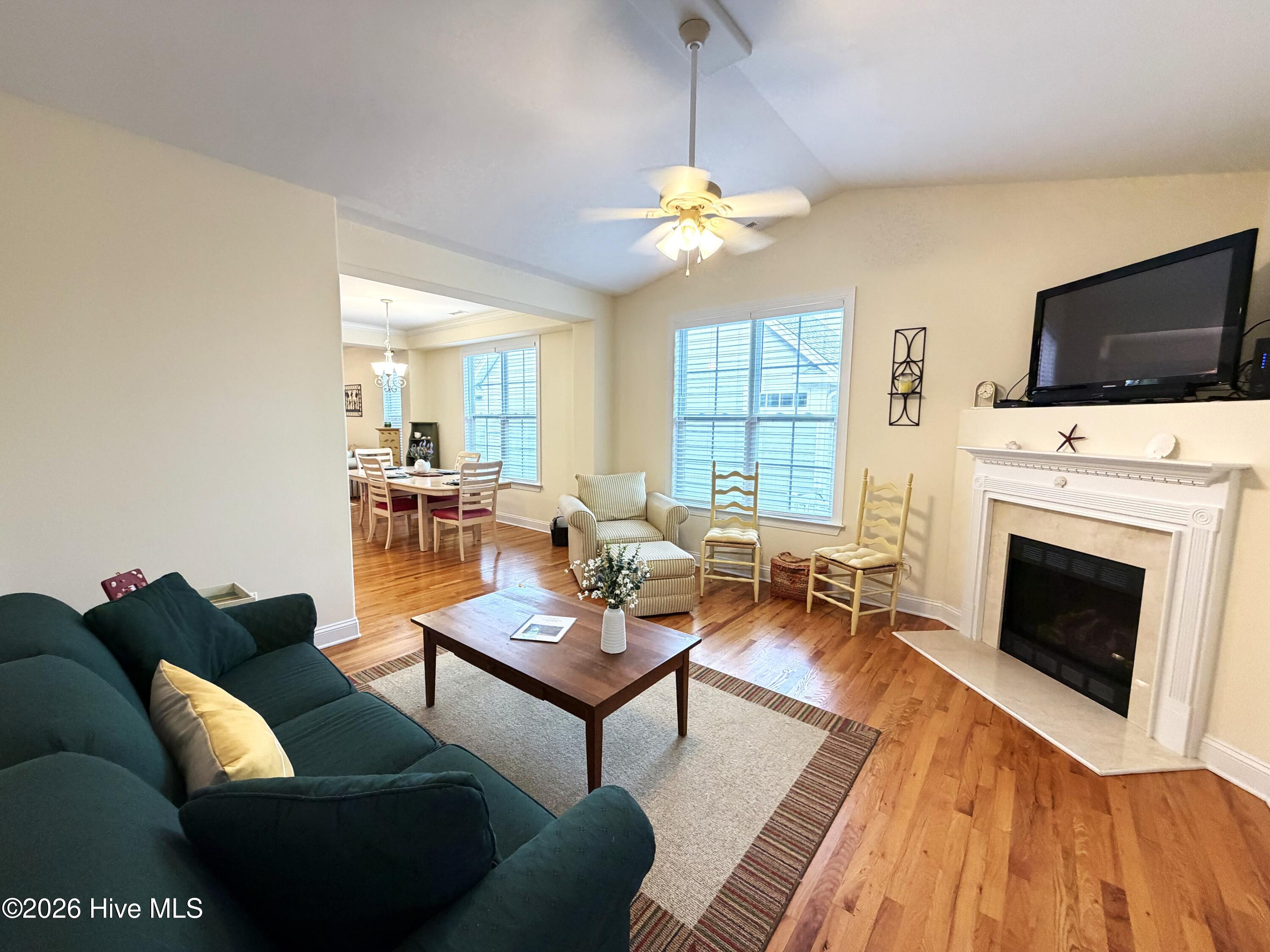 100550365 | Photo 11