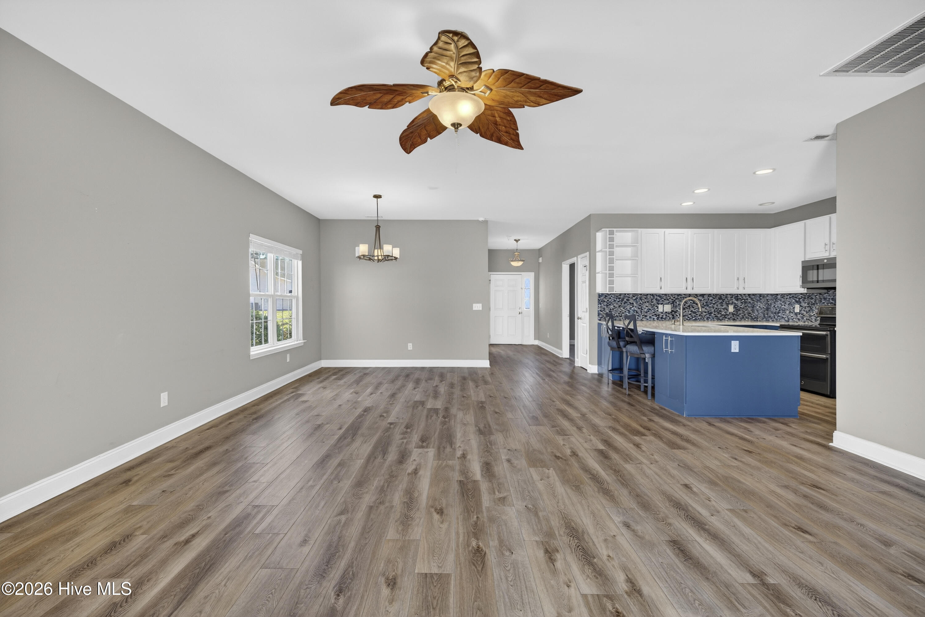 100562348 | Photo 14