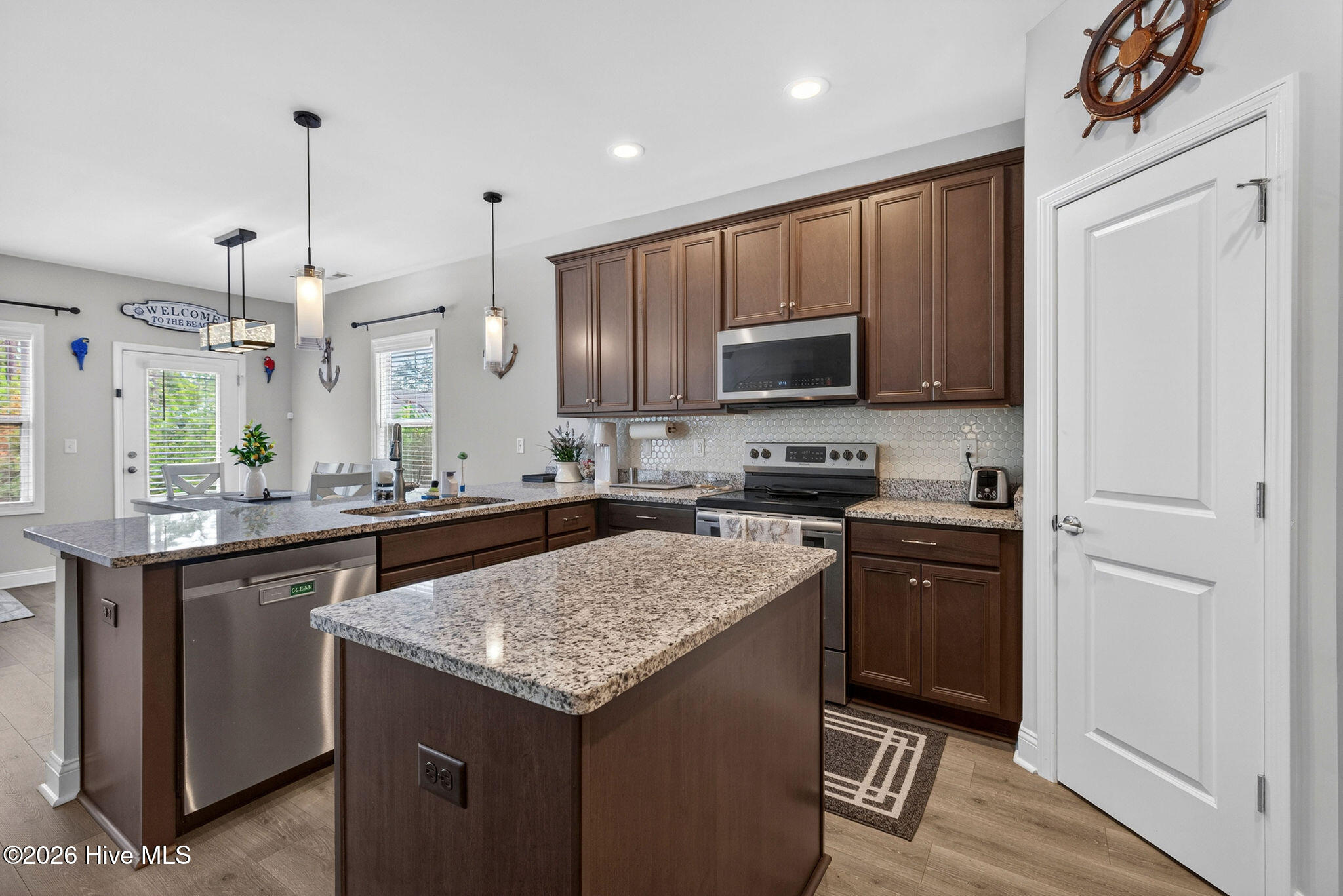 100570074 | Photo 16