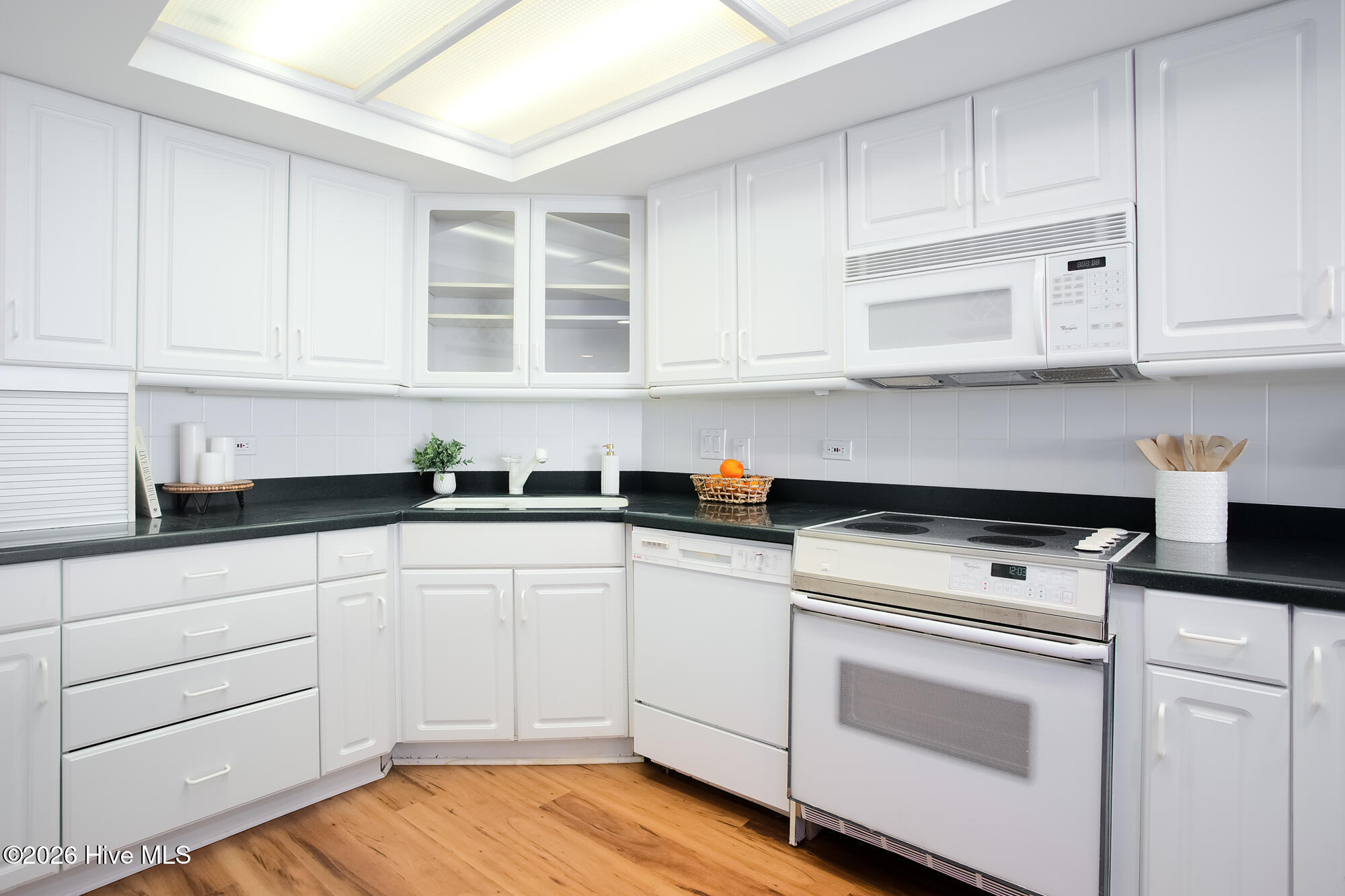 100566408 | Photo 12