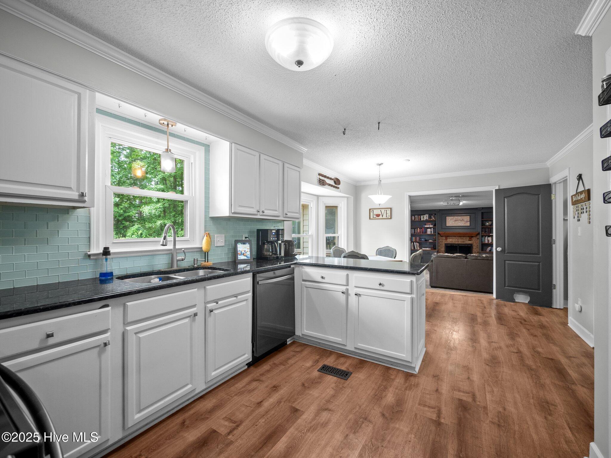 100569850 | Photo 27