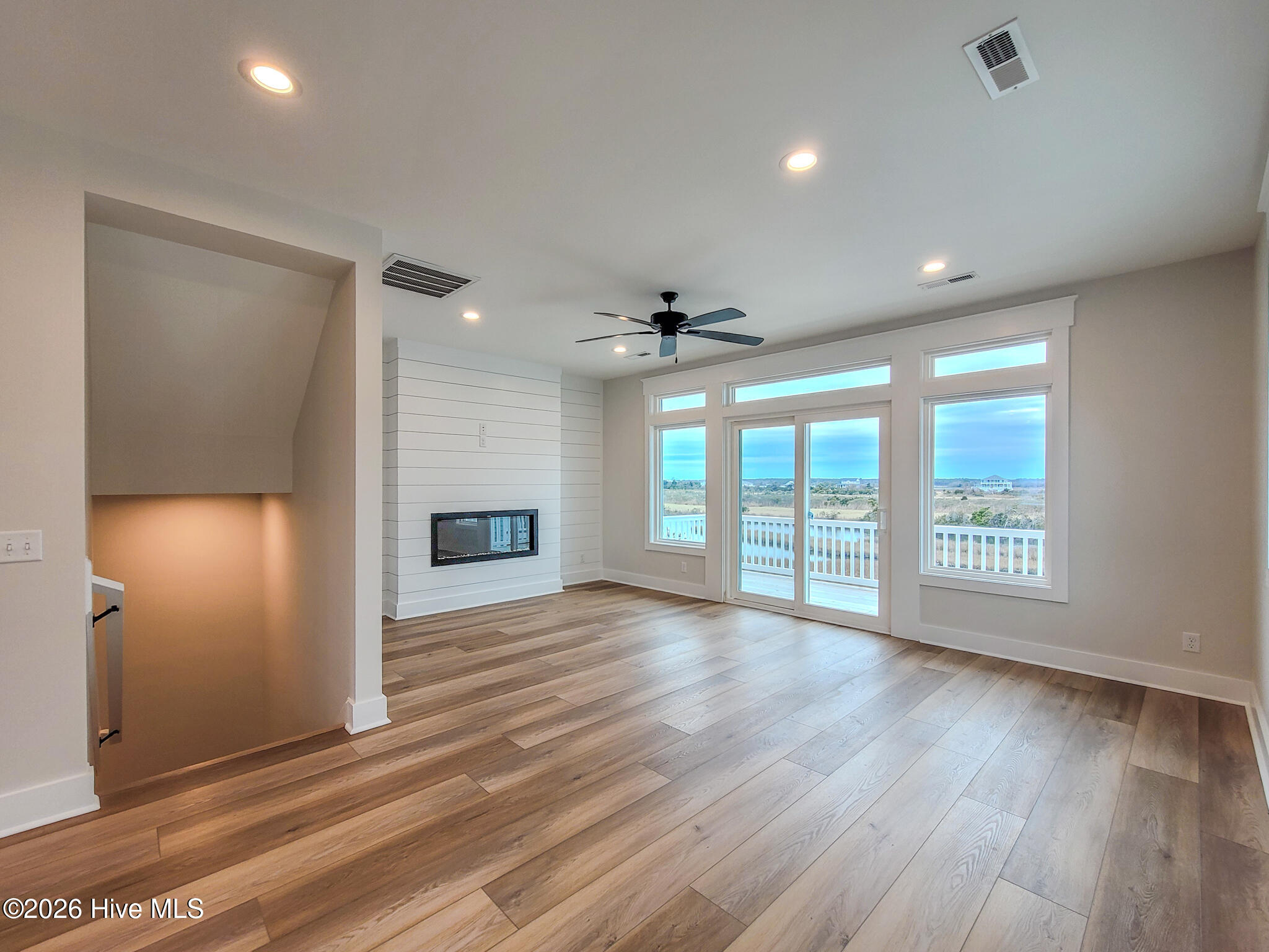 100553642 | Photo 23