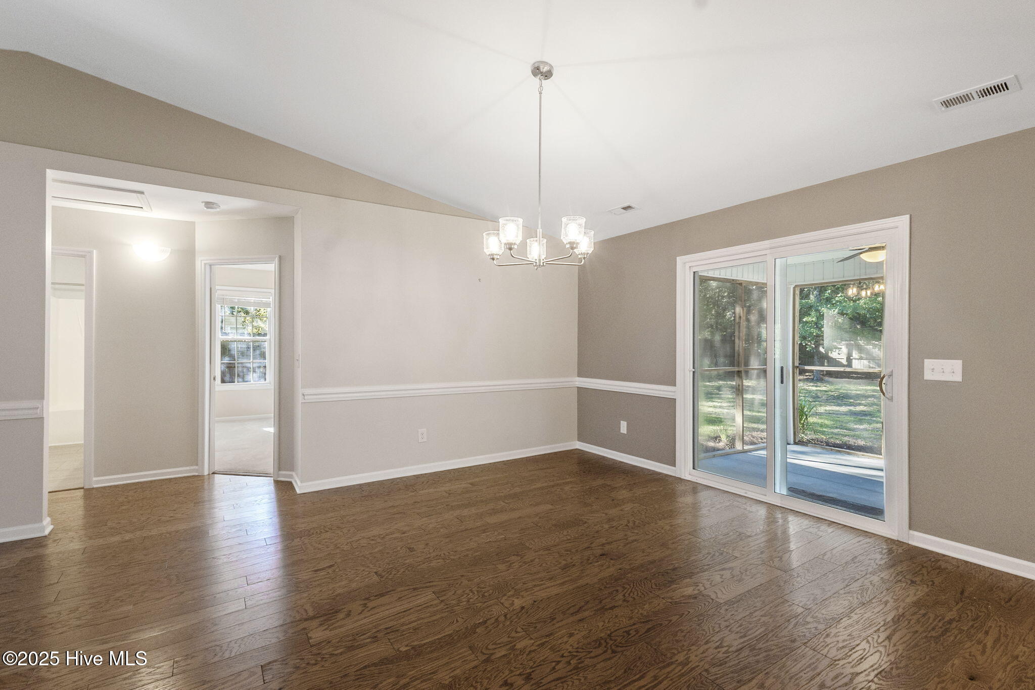 100533353 | Photo 12