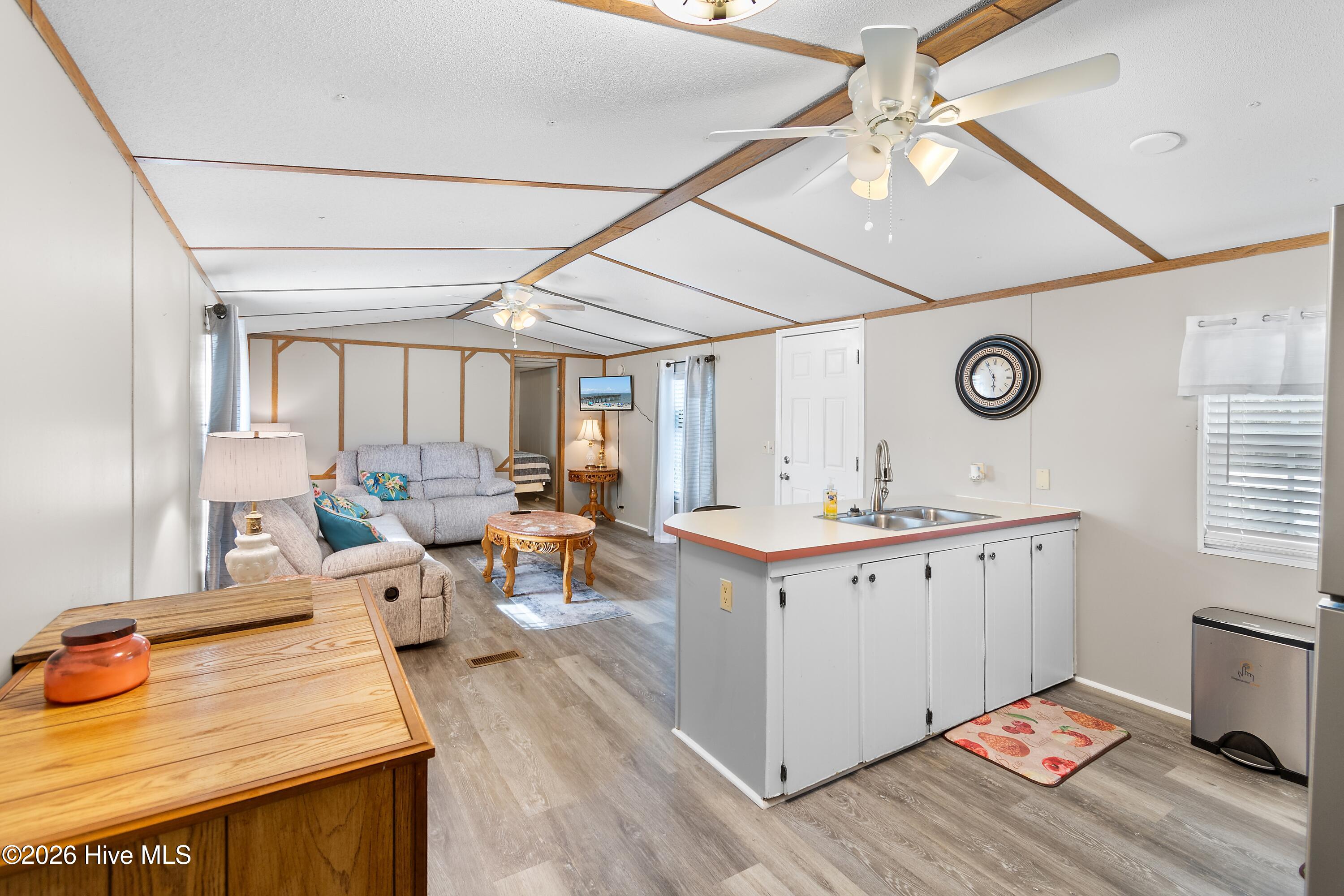 100565764 | Photo 18