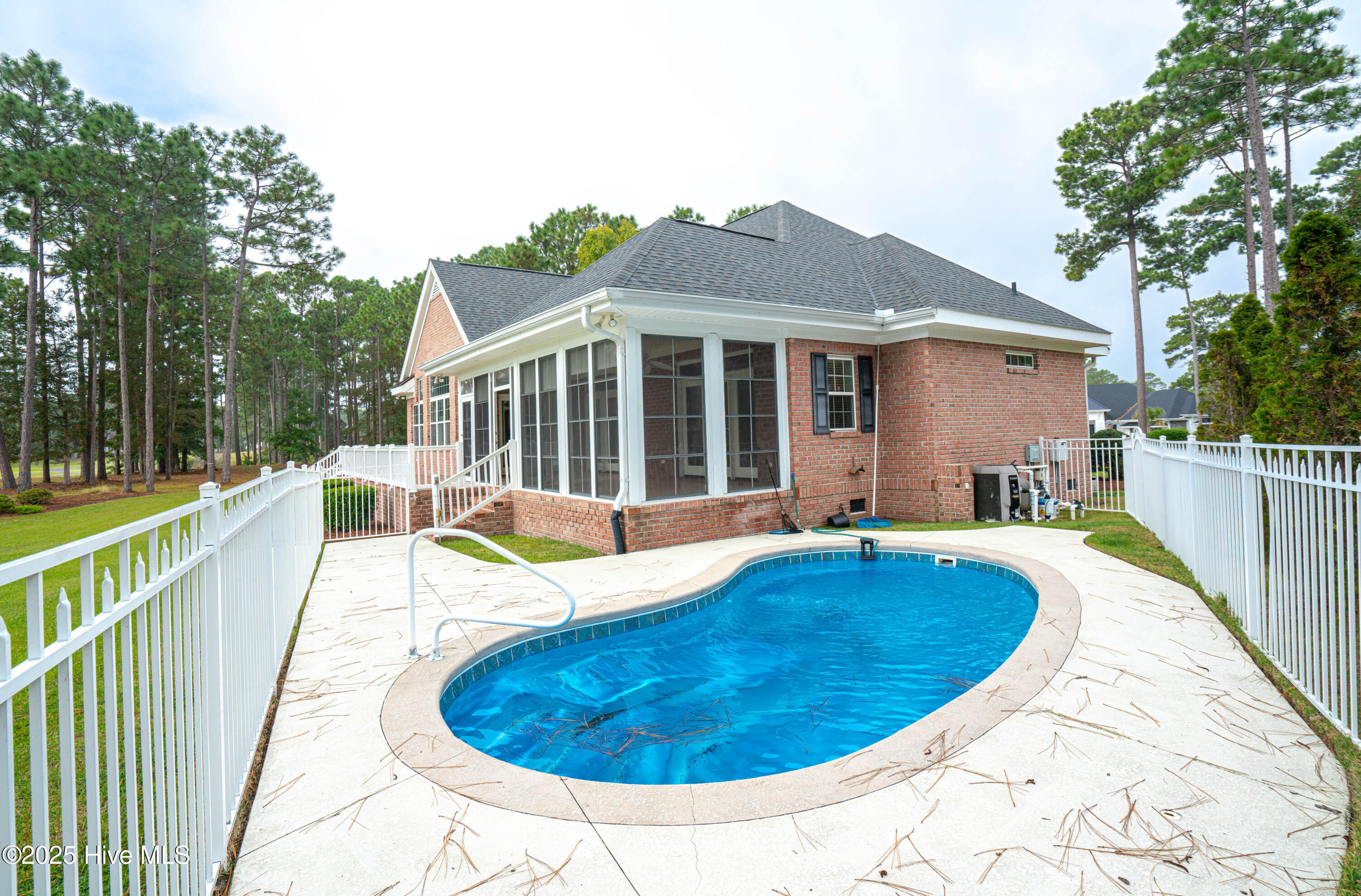 100530810 | Photo 45