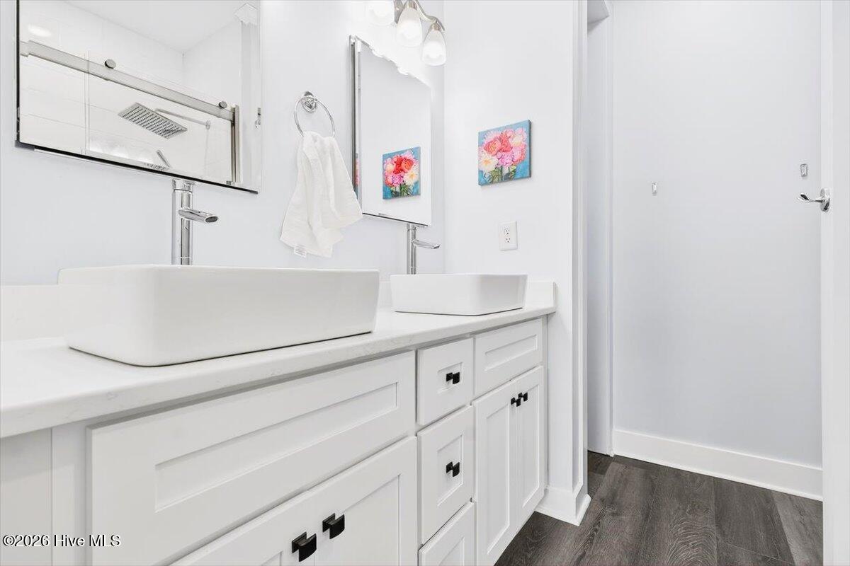 100548437 | Photo 33