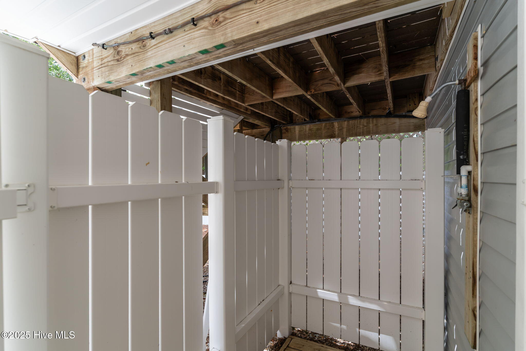 100521042 | Photo 46