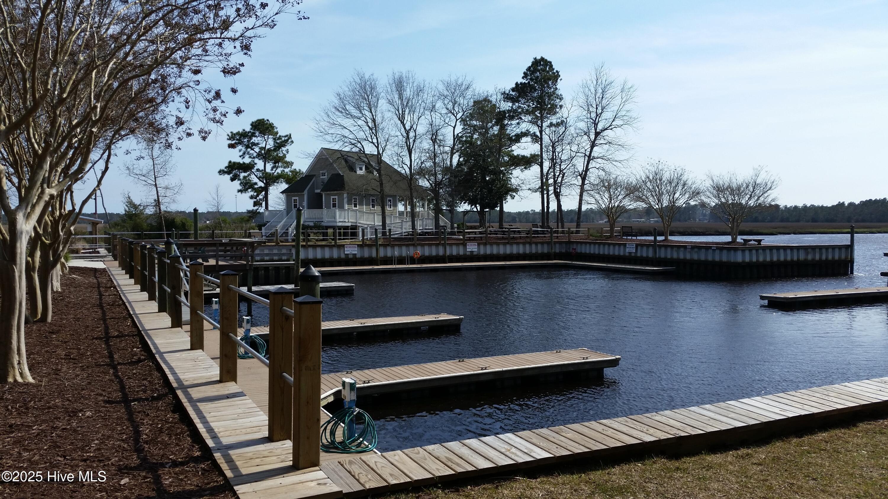 100493610 | Photo 128