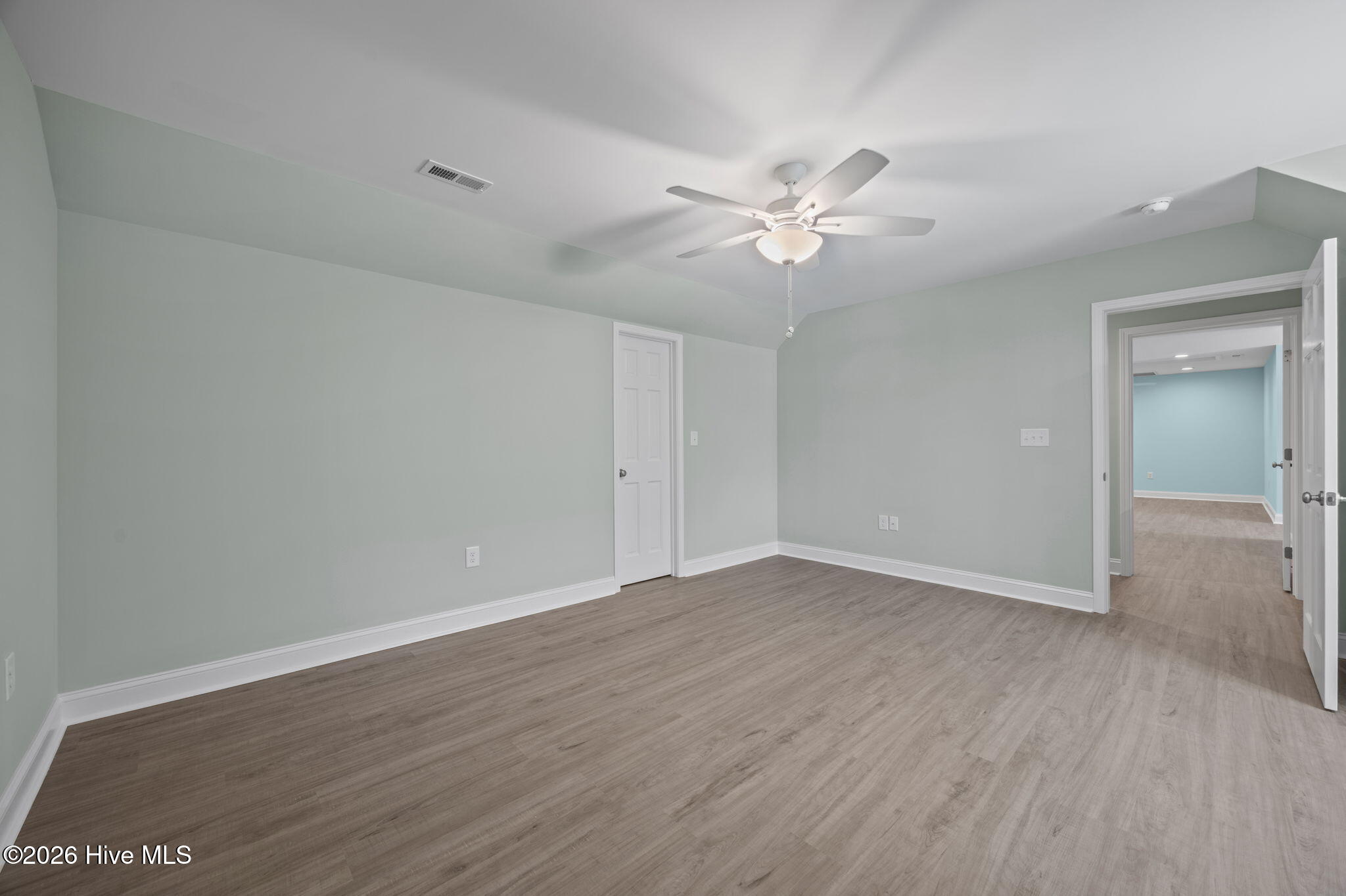 100568646 | Photo 31