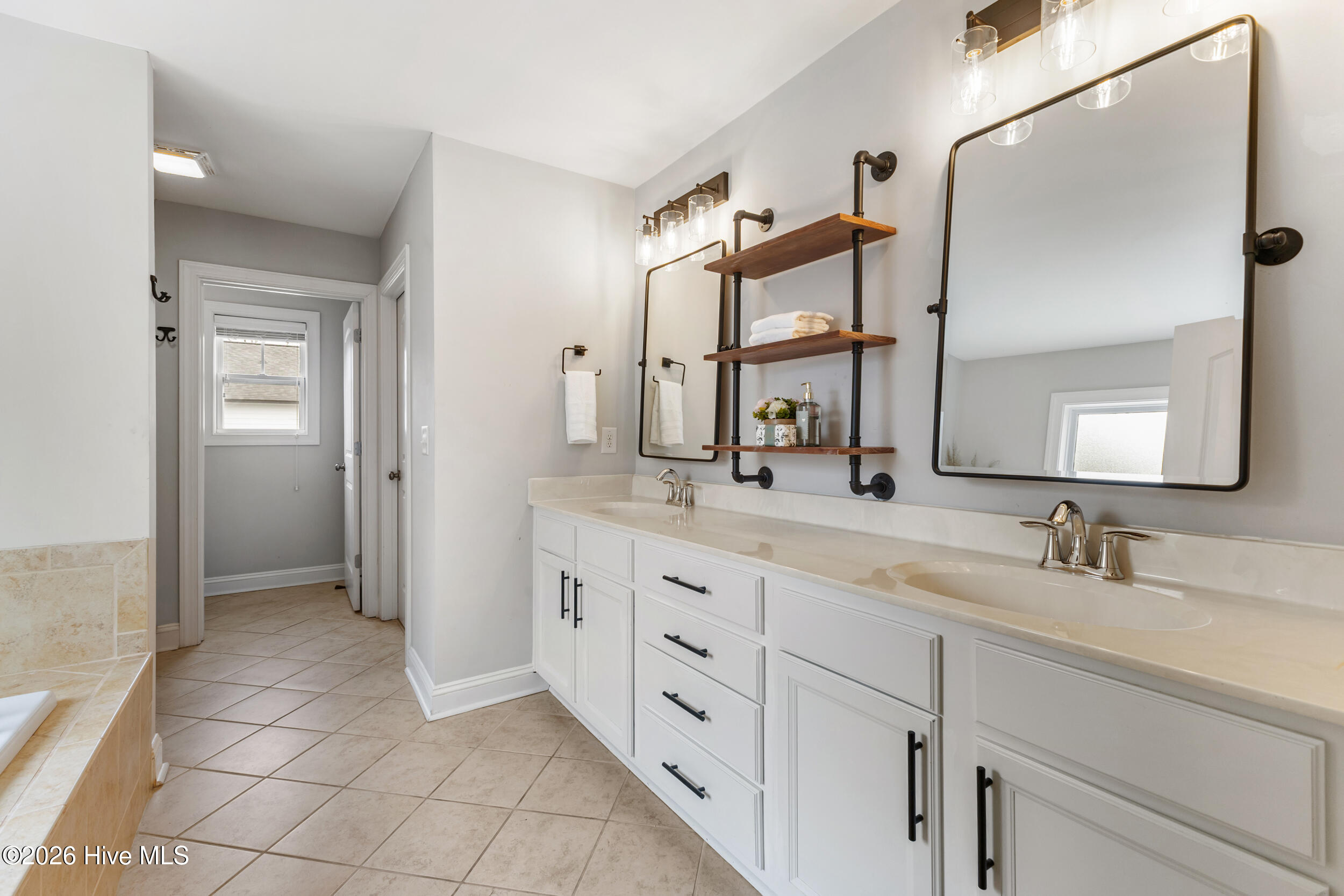 100557011 | Photo 25